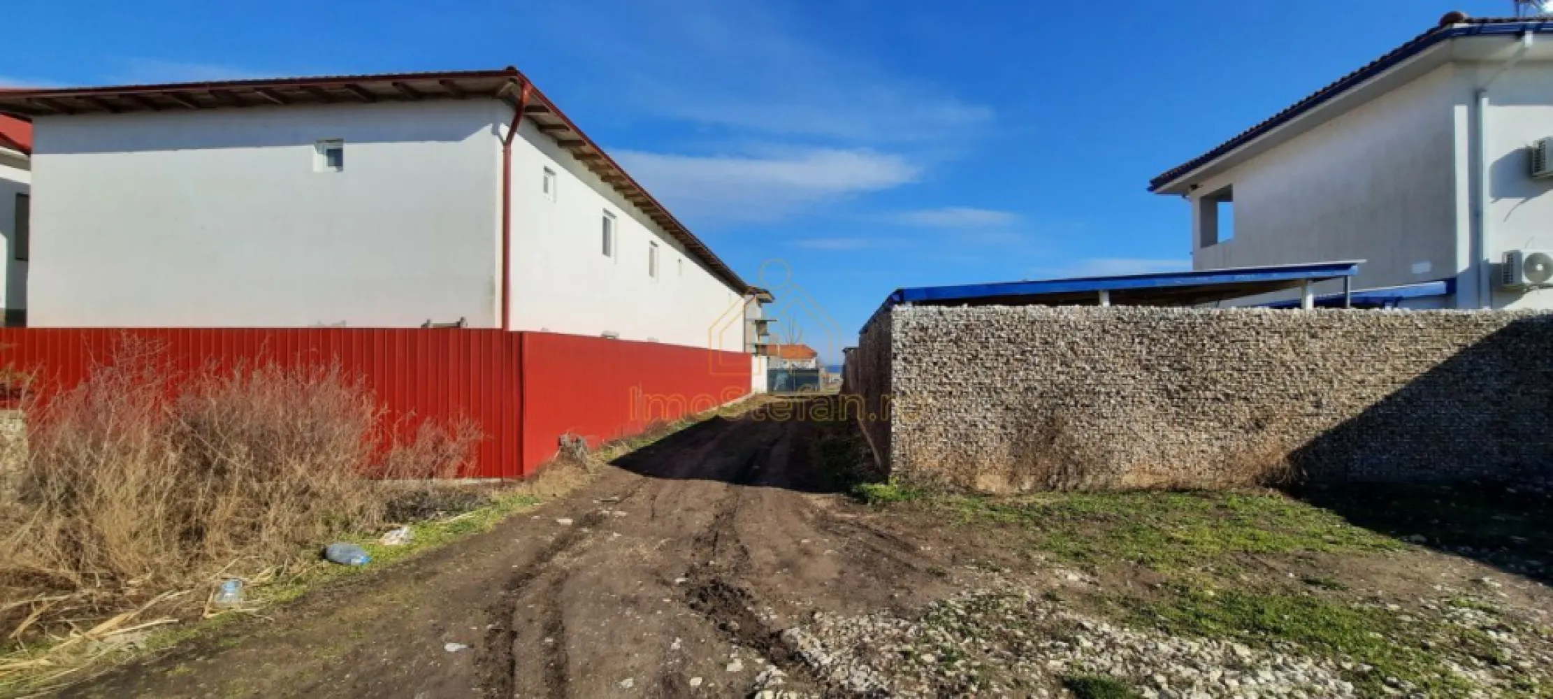 Teren Intravilan Vama Veche | 7.495 mp | Oportunitate Investiție - Într-o perioadă în care turismul premium de pe litoral este în plină expansiune, această proprietate reprezintă o alegere strategică pentru dezvoltatorii imobiliari sau antreprenorii vizionari.

 LOCALIZARE EXCELENTĂ:

Situat la doar 15 minute de plaja Elektra.

Zonă în plină dezvoltare, cu imobile deja construite în proximitate (aprox. 800m).

 DETALII TEHNICE ȘI URBANISTICE:

Suprafață totală: 7.495 mp

Front stradal: 17.28 m (deschidere la drum de servitute).

Clasificare: Intravilan.

Flexibilitate: Terenul este parcelabil. Se poate vinde și în loturi mai mici, în funcție de necesitățile și amploarea proiectului dorit.

Utilități: Situate la o distanță de doar 150 m de teren.

Acces: Acces auto asigurat.

 POTENȚIAL DE DEZVOLTARE (IDEAL PENTRU):

Complex hotelier sau Pensiune.

Sat de vacanță / Case rezidențiale.

Proiect de blocuri cu regim mic de înălțime (design mediteranean).

Glamping exclusivist.

Acesta este momentul ideal pentru a securiza un activ valoros pe litoralul românesc, într-o zonă unde terenurile de mari dimensiuni devin din ce în ce mai rare.

Pentru mai multe detalii, planuri cadastrale sau pentru a programa o vizionare, vă stau la dispoziție! Sunați-mă acum pentru a discuta despre următoarea dumneavoastră afacere de succes!
