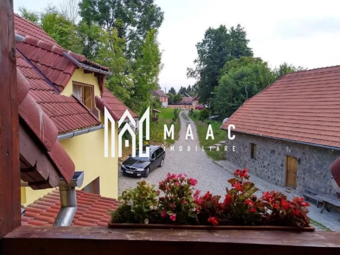 Pensiune | 10 camere | Teren | 2.300 Mp | Carta - MAAC Imobiliare vă propune spre vânzare o proprietate deosebită, cu potențial ridicat pentru dezvoltarea unei afaceri în turism, amplasată într-o zonă în plină dezvoltare, cu cerere în creștere și perspectivă excelentă de valorificare pe termen lung. Proprietatea este ideală pentru investiții în domeniul ospitalității, oferind infrastructura necesară pentru operare imediată.

Imobilul este compus din două clădiri distincte, fiecare având funcționalitate clar definită, optimă pentru activități turistice:

Clădire principală:
-Suprafață utilă de aproximativ 250 mp
-Camere spațioase, fiecare dotată cu baie proprie
-Spațiu dedicat relaxării sau sală de jocuri
-Compartimentare practică, adaptată pentru confortul oaspeților

Clădire secundară (construcție din anul 1913):
-Suprafață utilă de aproximativ 120 mp
-Sală de mese generoasă
-Bucătărie separată, ideală pentru organizarea serviciilor de masă
-Caracter autentic, cu valoare istorică și potențial turistic ridicat

Terenul aferent proprietății are o suprafață de aproximativ 2.300 mp, oferind multiple posibilități de amenajare și extindere:
-Deschidere generoasă
-Spații verzi ample
-Posibilitate de amenajare terasă, zonă de relaxare, locuri de parcare sau extindere construcții

Avantaje:
-Proprietate pregătită pentru activitate turistică
-Organizare eficientă: spații de cazare și servire separate
-Versatilitate pentru multiple tipuri de business

Proprietatea este potrivită pentru dezvoltarea unei pensiuni, agropensiuni, retreat, organizare de evenimente private sau ca investiție într-o zonă cu potențial de creștere.

Pentru mai multe detalii și programarea unei vizionări, precizați telefonic că ați văzut anunțul cu CP2850855