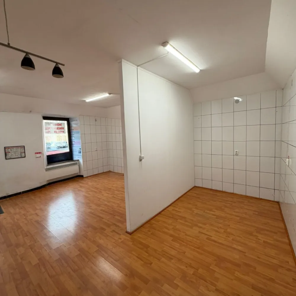 Spațiu comercial de vânzare – Vad excelent, aproape de Piața Cibin! - O oportunitate perfectă pentru afacerea ta!Spațiu comercial la stradă, cu intrare directă din trotuar și vad pietonal intens, situat în imediata apropiere a Pieței Cibin.Suprafață totală: 40 mpCompartimentare eficientă:cameră principală de 30 mp, ideală pentru activitate comercială sau showroombirou separat de 10 mpbaie propriePivniță perfectă pentru depozitareToate utilitățile: curent, apă, gaz, canalizareSpațiul este potrivit pentru magazin, birou, cabinet, salon sau mică afacere locală.Preț atractiv și locație cu potențial ridicat!📍 Zonă centrală – la doar câțiva pași de Piața Cibin