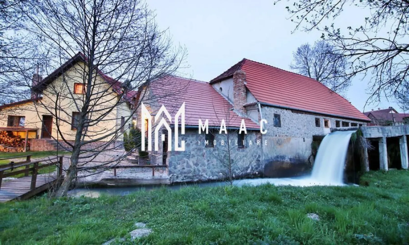 Pensiune | 10 camere | Teren | 2.300 Mp | Carta - MAAC Imobiliare vă propune spre vânzare o proprietate deosebită, cu potențial ridicat pentru dezvoltarea unei afaceri în turism, amplasată într-o zonă în plină dezvoltare, cu cerere în creștere și perspectivă excelentă de valorificare pe termen lung. Proprietatea este ideală pentru investiții în domeniul ospitalității, oferind infrastructura necesară pentru operare imediată.

Imobilul este compus din două clădiri distincte, fiecare având funcționalitate clar definită, optimă pentru activități turistice:

Clădire principală:
-Suprafață utilă de aproximativ 250 mp
-Camere spațioase, fiecare dotată cu baie proprie
-Spațiu dedicat relaxării sau sală de jocuri
-Compartimentare practică, adaptată pentru confortul oaspeților

Clădire secundară (construcție din anul 1913):
-Suprafață utilă de aproximativ 120 mp
-Sală de mese generoasă
-Bucătărie separată, ideală pentru organizarea serviciilor de masă
-Caracter autentic, cu valoare istorică și potențial turistic ridicat

Terenul aferent proprietății are o suprafață de aproximativ 2.300 mp, oferind multiple posibilități de amenajare și extindere:
-Deschidere generoasă
-Spații verzi ample
-Posibilitate de amenajare terasă, zonă de relaxare, locuri de parcare sau extindere construcții

Avantaje:
-Proprietate pregătită pentru activitate turistică
-Organizare eficientă: spații de cazare și servire separate
-Versatilitate pentru multiple tipuri de business

Proprietatea este potrivită pentru dezvoltarea unei pensiuni, agropensiuni, retreat, organizare de evenimente private sau ca investiție într-o zonă cu potențial de creștere.

Pentru mai multe detalii și programarea unei vizionări, precizați telefonic că ați văzut anunțul cu CP2850855