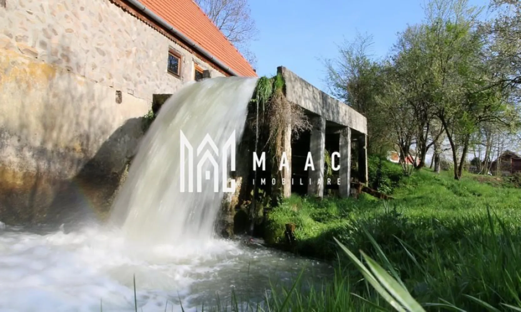 Pensiune | 10 camere | Teren | 2.300 Mp | Carta - MAAC Imobiliare vă propune spre vânzare o proprietate deosebită, cu potențial ridicat pentru dezvoltarea unei afaceri în turism, amplasată într-o zonă în plină dezvoltare, cu cerere în creștere și perspectivă excelentă de valorificare pe termen lung. Proprietatea este ideală pentru investiții în domeniul ospitalității, oferind infrastructura necesară pentru operare imediată.

Imobilul este compus din două clădiri distincte, fiecare având funcționalitate clar definită, optimă pentru activități turistice:

Clădire principală:
-Suprafață utilă de aproximativ 250 mp
-Camere spațioase, fiecare dotată cu baie proprie
-Spațiu dedicat relaxării sau sală de jocuri
-Compartimentare practică, adaptată pentru confortul oaspeților

Clădire secundară (construcție din anul 1913):
-Suprafață utilă de aproximativ 120 mp
-Sală de mese generoasă
-Bucătărie separată, ideală pentru organizarea serviciilor de masă
-Caracter autentic, cu valoare istorică și potențial turistic ridicat

Terenul aferent proprietății are o suprafață de aproximativ 2.300 mp, oferind multiple posibilități de amenajare și extindere:
-Deschidere generoasă
-Spații verzi ample
-Posibilitate de amenajare terasă, zonă de relaxare, locuri de parcare sau extindere construcții

Avantaje:
-Proprietate pregătită pentru activitate turistică
-Organizare eficientă: spații de cazare și servire separate
-Versatilitate pentru multiple tipuri de business

Proprietatea este potrivită pentru dezvoltarea unei pensiuni, agropensiuni, retreat, organizare de evenimente private sau ca investiție într-o zonă cu potențial de creștere.

Pentru mai multe detalii și programarea unei vizionări, precizați telefonic că ați văzut anunțul cu CP2850855