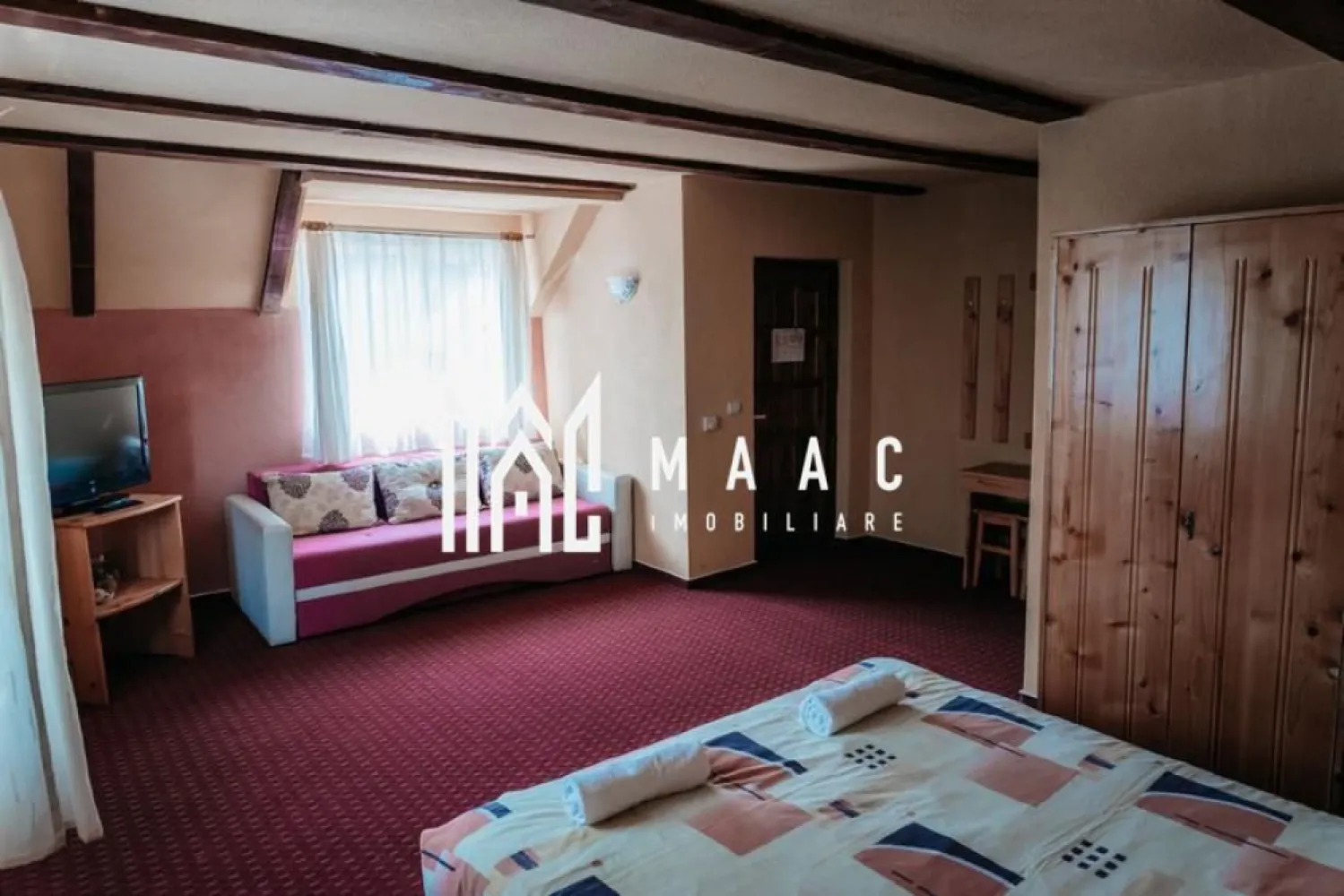 Pensiune | 10 camere | Teren | 2.300 Mp | Carta - MAAC Imobiliare vă propune spre vânzare o proprietate deosebită, cu potențial ridicat pentru dezvoltarea unei afaceri în turism, amplasată într-o zonă în plină dezvoltare, cu cerere în creștere și perspectivă excelentă de valorificare pe termen lung. Proprietatea este ideală pentru investiții în domeniul ospitalității, oferind infrastructura necesară pentru operare imediată.

Imobilul este compus din două clădiri distincte, fiecare având funcționalitate clar definită, optimă pentru activități turistice:

Clădire principală:
-Suprafață utilă de aproximativ 250 mp
-Camere spațioase, fiecare dotată cu baie proprie
-Spațiu dedicat relaxării sau sală de jocuri
-Compartimentare practică, adaptată pentru confortul oaspeților

Clădire secundară (construcție din anul 1913):
-Suprafață utilă de aproximativ 120 mp
-Sală de mese generoasă
-Bucătărie separată, ideală pentru organizarea serviciilor de masă
-Caracter autentic, cu valoare istorică și potențial turistic ridicat

Terenul aferent proprietății are o suprafață de aproximativ 2.300 mp, oferind multiple posibilități de amenajare și extindere:
-Deschidere generoasă
-Spații verzi ample
-Posibilitate de amenajare terasă, zonă de relaxare, locuri de parcare sau extindere construcții

Avantaje:
-Proprietate pregătită pentru activitate turistică
-Organizare eficientă: spații de cazare și servire separate
-Versatilitate pentru multiple tipuri de business

Proprietatea este potrivită pentru dezvoltarea unei pensiuni, agropensiuni, retreat, organizare de evenimente private sau ca investiție într-o zonă cu potențial de creștere.

Pentru mai multe detalii și programarea unei vizionări, precizați telefonic că ați văzut anunțul cu CP2850855