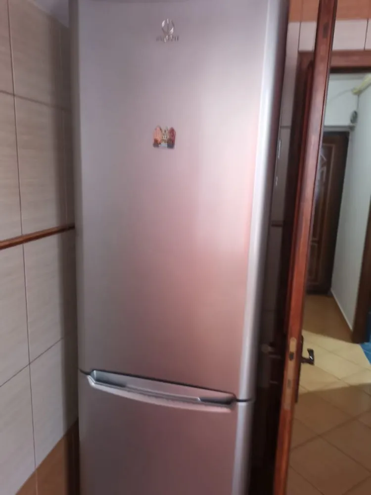 Apartament 1 camera, 53 mp, Faleza Dunarii – mobilat si utilat complet - Ofer spre inchiriere apartament cu 1 camera, spatios, cu suprafata de 53 mp, situat langa faleza Dunarii, intr-o zona foarte apreciata pentru liniste si acces rapid la puncte de interes. Apartamentul se afla la etajul 1 al unui bloc modern construit in 2009 si este complet mobilat si utilat, pregatit pentru mutare imediata. Compartimentarea este eficienta, oferind confort si functionalitate, fiind ideal pentru o persoana sau un cuplu. Pret chirie: 425 euro/luna Garantie: 425 euro Se adauga comisionul agentiei. Pentru detalii si vizionari: Ene Liliana – 0746252252 MAG Invest