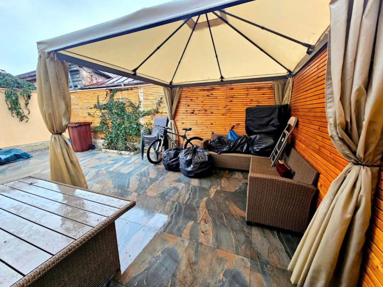 De vanzare - Casa 2 camere, renovata - singur in curte -Piata Centrala - Vând casă situată în zona Piata Centrală, Galați, ideală pentru cei care doresc o locuință confortabilă și accesibilă. Constructia, din cărămidă, a fost edificată în anul 1956 și a fost renovată integral, fiind gata de utilizare. Casa are o suprafață de aproximativ 46 mp, dispunând de 2 camere, baie și bucătărie, și este partial mobilată pentru confortul dumneavoastră. Aceasta beneficiază de acoperiș din tablă Lindab, feronerie din plastic, încălzire pe gaz, aer condiționat, precum și sisteme de securitate moderne, inclusiv jaluzele, monitorizare și alarmă. Terenul total are 90 mp, având curte pavată cu dale și gard din zidărie, oferind intimitate și spațiu de relaxare. Locuința se află într-o zonă cu acces facil datorită drumului asfaltat și este aproape de numeroase puncte de interes, precum: Muzeul de Artă Vizuală, Muzeul de Istorie, Parcul Eminescu, Restaurante: Chef Gigi Cookies, Hilton, Carrefour Market, stație de autobuz, gara, Colegiul Vasile Alecsandri, etc. Prețul propus pentru această proprietate este de 82.000 euro. Se percepe comision de tranzacționare. Pentru mai multe informații sau programări, vă rugăm să ne contactați la telefon 0740.949.871 – Marian Ene. Nu rata ocazia de a deveni proprietar al acestei case excelente în inima Galațiului!