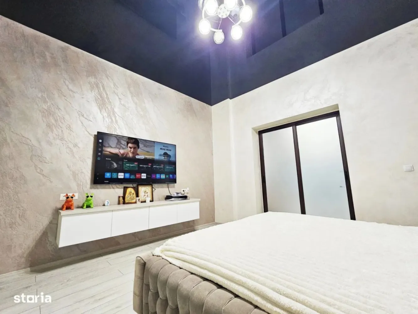 De vanzare - Casa 2 camere, renovata - singur in curte -Piata Centrala - Vând casă situată în zona Piata Centrală, Galați, ideală pentru cei care doresc o locuință confortabilă și accesibilă. Constructia, din cărămidă, a fost edificată în anul 1956 și a fost renovată integral, fiind gata de utilizare. Casa are o suprafață de aproximativ 46 mp, dispunând de 2 camere, baie și bucătărie, și este partial mobilată pentru confortul dumneavoastră. Aceasta beneficiază de acoperiș din tablă Lindab, feronerie din plastic, încălzire pe gaz, aer condiționat, precum și sisteme de securitate moderne, inclusiv jaluzele, monitorizare și alarmă. Terenul total are 90 mp, având curte pavată cu dale și gard din zidărie, oferind intimitate și spațiu de relaxare. Locuința se află într-o zonă cu acces facil datorită drumului asfaltat și este aproape de numeroase puncte de interes, precum: Muzeul de Artă Vizuală, Muzeul de Istorie, Parcul Eminescu, Restaurante: Chef Gigi Cookies, Hilton, Carrefour Market, stație de autobuz, gara, Colegiul Vasile Alecsandri, etc. Prețul propus pentru această proprietate este de 82.000 euro. Se percepe comision de tranzacționare. Pentru mai multe informații sau programări, vă rugăm să ne contactați la telefon 0740.949.871 – Marian Ene. Nu rata ocazia de a deveni proprietar al acestei case excelente în inima Galațiului!