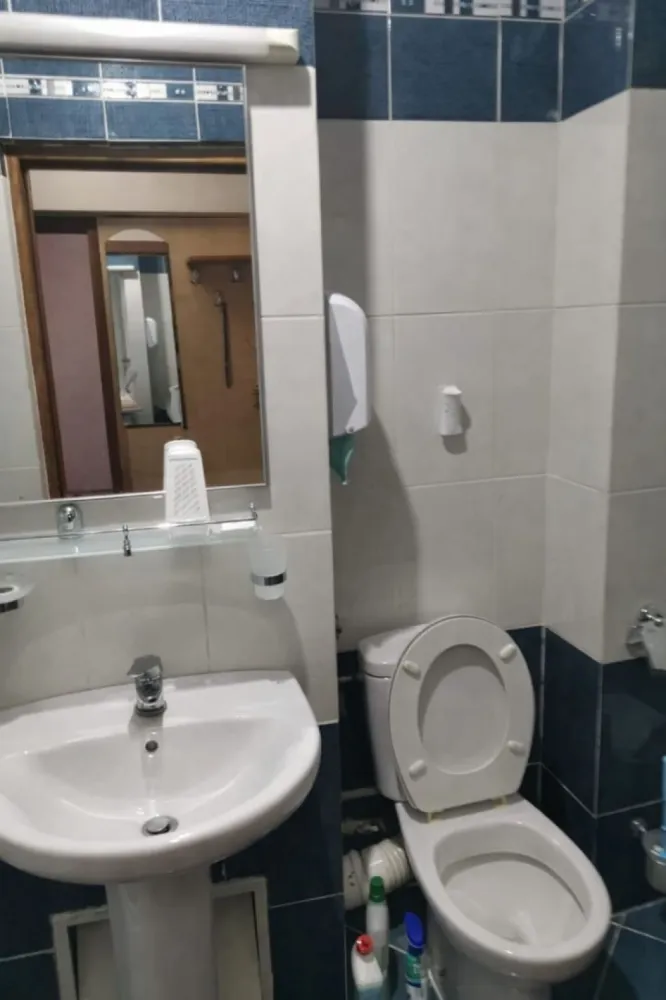 Apartament 1 camera, 53 mp, Faleza Dunarii – mobilat si utilat complet - Ofer spre inchiriere apartament cu 1 camera, spatios, cu suprafata de 53 mp, situat langa faleza Dunarii, intr-o zona foarte apreciata pentru liniste si acces rapid la puncte de interes. Apartamentul se afla la etajul 1 al unui bloc modern construit in 2009 si este complet mobilat si utilat, pregatit pentru mutare imediata. Compartimentarea este eficienta, oferind confort si functionalitate, fiind ideal pentru o persoana sau un cuplu. Pret chirie: 425 euro/luna Garantie: 425 euro Se adauga comisionul agentiei. Pentru detalii si vizionari: Ene Liliana – 0746252252 MAG Invest
