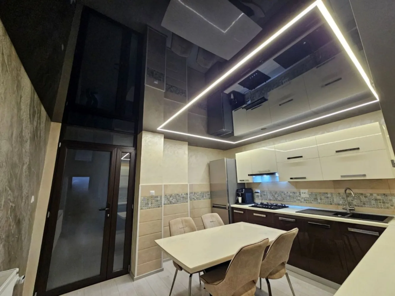 De vanzare - Casa 2 camere, renovata - singur in curte -Piata Centrala - Vând casă situată în zona Piata Centrală, Galați, ideală pentru cei care doresc o locuință confortabilă și accesibilă. Constructia, din cărămidă, a fost edificată în anul 1956 și a fost renovată integral, fiind gata de utilizare. Casa are o suprafață de aproximativ 46 mp, dispunând de 2 camere, baie și bucătărie, și este partial mobilată pentru confortul dumneavoastră. Aceasta beneficiază de acoperiș din tablă Lindab, feronerie din plastic, încălzire pe gaz, aer condiționat, precum și sisteme de securitate moderne, inclusiv jaluzele, monitorizare și alarmă. Terenul total are 90 mp, având curte pavată cu dale și gard din zidărie, oferind intimitate și spațiu de relaxare. Locuința se află într-o zonă cu acces facil datorită drumului asfaltat și este aproape de numeroase puncte de interes, precum: Muzeul de Artă Vizuală, Muzeul de Istorie, Parcul Eminescu, Restaurante: Chef Gigi Cookies, Hilton, Carrefour Market, stație de autobuz, gara, Colegiul Vasile Alecsandri, etc. Prețul propus pentru această proprietate este de 82.000 euro. Se percepe comision de tranzacționare. Pentru mai multe informații sau programări, vă rugăm să ne contactați la telefon 0740.949.871 – Marian Ene. Nu rata ocazia de a deveni proprietar al acestei case excelente în inima Galațiului!