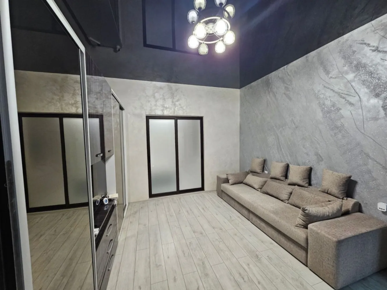 De vanzare - Casa 2 camere, renovata - singur in curte -Piata Centrala - Vând casă situată în zona Piata Centrală, Galați, ideală pentru cei care doresc o locuință confortabilă și accesibilă. Constructia, din cărămidă, a fost edificată în anul 1956 și a fost renovată integral, fiind gata de utilizare. Casa are o suprafață de aproximativ 46 mp, dispunând de 2 camere, baie și bucătărie, și este partial mobilată pentru confortul dumneavoastră. Aceasta beneficiază de acoperiș din tablă Lindab, feronerie din plastic, încălzire pe gaz, aer condiționat, precum și sisteme de securitate moderne, inclusiv jaluzele, monitorizare și alarmă. Terenul total are 90 mp, având curte pavată cu dale și gard din zidărie, oferind intimitate și spațiu de relaxare. Locuința se află într-o zonă cu acces facil datorită drumului asfaltat și este aproape de numeroase puncte de interes, precum: Muzeul de Artă Vizuală, Muzeul de Istorie, Parcul Eminescu, Restaurante: Chef Gigi Cookies, Hilton, Carrefour Market, stație de autobuz, gara, Colegiul Vasile Alecsandri, etc. Prețul propus pentru această proprietate este de 82.000 euro. Se percepe comision de tranzacționare. Pentru mai multe informații sau programări, vă rugăm să ne contactați la telefon 0740.949.871 – Marian Ene. Nu rata ocazia de a deveni proprietar al acestei case excelente în inima Galațiului!