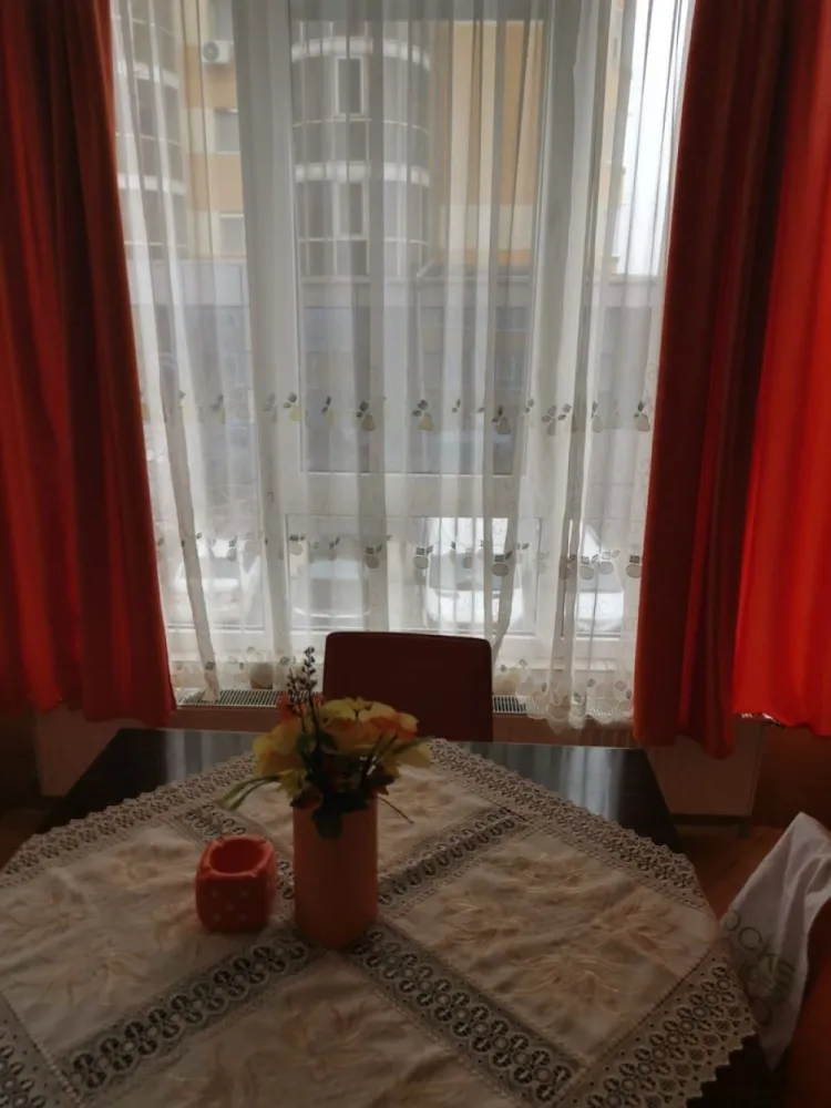 Apartament 1 camera, 53 mp, Faleza Dunarii – mobilat si utilat complet - Ofer spre inchiriere apartament cu 1 camera, spatios, cu suprafata de 53 mp, situat langa faleza Dunarii, intr-o zona foarte apreciata pentru liniste si acces rapid la puncte de interes. Apartamentul se afla la etajul 1 al unui bloc modern construit in 2009 si este complet mobilat si utilat, pregatit pentru mutare imediata. Compartimentarea este eficienta, oferind confort si functionalitate, fiind ideal pentru o persoana sau un cuplu. Pret chirie: 425 euro/luna Garantie: 425 euro Se adauga comisionul agentiei. Pentru detalii si vizionari: Ene Liliana – 0746252252 MAG Invest