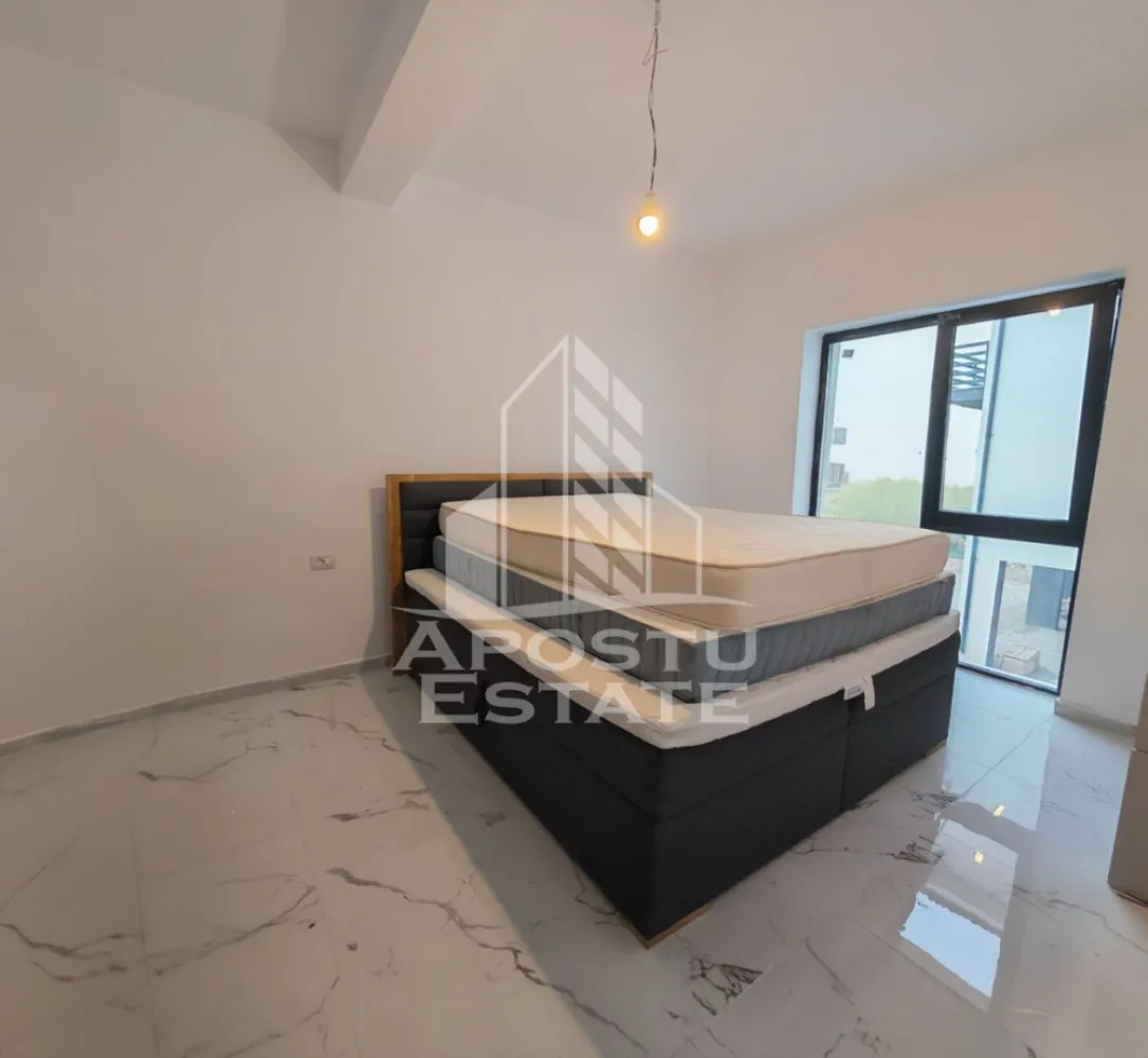 Apartament nou de vanzare cu 2 camere, parțial mobilat, Giroc - Apostu Estate va ofera spre vanzare un apartament nou, partial mobilat si utilat, cu 2 camere, decomandat complet. 
Bucatarie inchisa. 
Situat la etajul 3 al unui imobil nou, intabulat in anul 2025, in Timis, Giroc, zona Calea Urseni.
Aproximativ 1 km distanta fata de Zone Cafe 2 si Mega Image Calea Urseni Timisoara. Acces facil la centura ocolitoare a orasului. Doar 300 m fata de prima statie a mijloacelor de transport in comun.

Imobil realizat din caramida Porotherm de 30 cm pe exterior, 25 cm zidurile pe interior si 11.5 zidurile de compartimentare la bai.
Izolatie de 10 cm EPS 80.
Acoperis din tigla.

Loc de parcare propriu inscris in cartea funciara.
Patru apartamente pe etaj. 
Regim de inaltime: P + 2 + M. 
Acoperis din tigla. 
Tamplarie PVC, geamuri tripan.

Confortul termic se realizeaza cu ajutorul centralei proprii pe gaz, incalzire in pardoseala.

Apartamentul dispune de 53 mpu, plus un balcon de aproximativ 5 - 6 mp. 
Compartimentat astfel:
- hol de acces generos
- bucatarie inchisa, 8 mp
- living, 18.5 mp
- dormitor, 14 mp
- baie cu dus, rigola si toaleta suspendata cu rezervor incorporat, 5 mp
- balcon deschis 

Agentia imobiliara Apostu Estate va ofera consultanta bancara gratuita prin intermediul colaboratorilor nostri pentru alegerea celui mai potrivit tip de credit, astfel incat tu sa devi noul proprietar al acestui apartament.

Va asteptam cu drag la o vizionare!