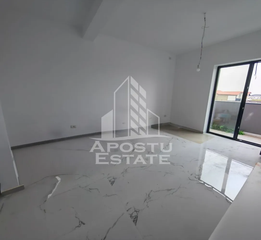 Apartament nou de vanzare cu 2 camere, parțial mobilat, Giroc - Apostu Estate va ofera spre vanzare un apartament nou, partial mobilat si utilat, cu 2 camere, decomandat complet. 
Bucatarie inchisa. 
Situat la etajul 3 al unui imobil nou, intabulat in anul 2025, in Timis, Giroc, zona Calea Urseni.
Aproximativ 1 km distanta fata de Zone Cafe 2 si Mega Image Calea Urseni Timisoara. Acces facil la centura ocolitoare a orasului. Doar 300 m fata de prima statie a mijloacelor de transport in comun.

Imobil realizat din caramida Porotherm de 30 cm pe exterior, 25 cm zidurile pe interior si 11.5 zidurile de compartimentare la bai.
Izolatie de 10 cm EPS 80.
Acoperis din tigla.

Loc de parcare propriu inscris in cartea funciara.
Patru apartamente pe etaj. 
Regim de inaltime: P + 2 + M. 
Acoperis din tigla. 
Tamplarie PVC, geamuri tripan.

Confortul termic se realizeaza cu ajutorul centralei proprii pe gaz, incalzire in pardoseala.

Apartamentul dispune de 53 mpu, plus un balcon de aproximativ 5 - 6 mp. 
Compartimentat astfel:
- hol de acces generos
- bucatarie inchisa, 8 mp
- living, 18.5 mp
- dormitor, 14 mp
- baie cu dus, rigola si toaleta suspendata cu rezervor incorporat, 5 mp
- balcon deschis 

Agentia imobiliara Apostu Estate va ofera consultanta bancara gratuita prin intermediul colaboratorilor nostri pentru alegerea celui mai potrivit tip de credit, astfel incat tu sa devi noul proprietar al acestui apartament.

Va asteptam cu drag la o vizionare!