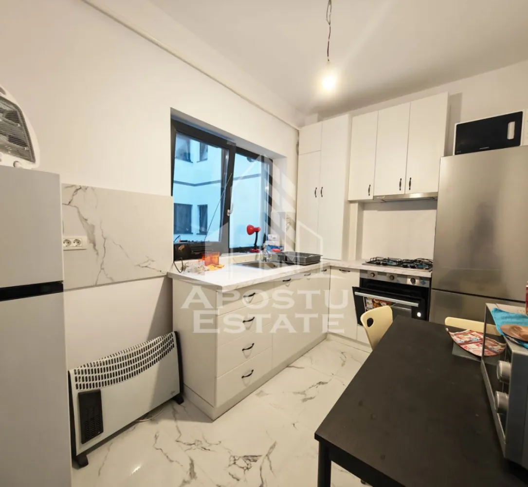 Apartament nou de vanzare cu 2 camere, parțial mobilat, Giroc - Apostu Estate va ofera spre vanzare un apartament nou, partial mobilat si utilat, cu 2 camere, decomandat complet. 
Bucatarie inchisa. 
Situat la etajul 3 al unui imobil nou, intabulat in anul 2025, in Timis, Giroc, zona Calea Urseni.
Aproximativ 1 km distanta fata de Zone Cafe 2 si Mega Image Calea Urseni Timisoara. Acces facil la centura ocolitoare a orasului. Doar 300 m fata de prima statie a mijloacelor de transport in comun.

Imobil realizat din caramida Porotherm de 30 cm pe exterior, 25 cm zidurile pe interior si 11.5 zidurile de compartimentare la bai.
Izolatie de 10 cm EPS 80.
Acoperis din tigla.

Loc de parcare propriu inscris in cartea funciara.
Patru apartamente pe etaj. 
Regim de inaltime: P + 2 + M. 
Acoperis din tigla. 
Tamplarie PVC, geamuri tripan.

Confortul termic se realizeaza cu ajutorul centralei proprii pe gaz, incalzire in pardoseala.

Apartamentul dispune de 53 mpu, plus un balcon de aproximativ 5 - 6 mp. 
Compartimentat astfel:
- hol de acces generos
- bucatarie inchisa, 8 mp
- living, 18.5 mp
- dormitor, 14 mp
- baie cu dus, rigola si toaleta suspendata cu rezervor incorporat, 5 mp
- balcon deschis 

Agentia imobiliara Apostu Estate va ofera consultanta bancara gratuita prin intermediul colaboratorilor nostri pentru alegerea celui mai potrivit tip de credit, astfel incat tu sa devi noul proprietar al acestui apartament.

Va asteptam cu drag la o vizionare!
