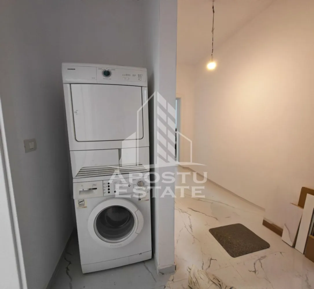 Apartament nou de vanzare cu 2 camere, parțial mobilat, Giroc - Apostu Estate va ofera spre vanzare un apartament nou, partial mobilat si utilat, cu 2 camere, decomandat complet. 
Bucatarie inchisa. 
Situat la etajul 3 al unui imobil nou, intabulat in anul 2025, in Timis, Giroc, zona Calea Urseni.
Aproximativ 1 km distanta fata de Zone Cafe 2 si Mega Image Calea Urseni Timisoara. Acces facil la centura ocolitoare a orasului. Doar 300 m fata de prima statie a mijloacelor de transport in comun.

Imobil realizat din caramida Porotherm de 30 cm pe exterior, 25 cm zidurile pe interior si 11.5 zidurile de compartimentare la bai.
Izolatie de 10 cm EPS 80.
Acoperis din tigla.

Loc de parcare propriu inscris in cartea funciara.
Patru apartamente pe etaj. 
Regim de inaltime: P + 2 + M. 
Acoperis din tigla. 
Tamplarie PVC, geamuri tripan.

Confortul termic se realizeaza cu ajutorul centralei proprii pe gaz, incalzire in pardoseala.

Apartamentul dispune de 53 mpu, plus un balcon de aproximativ 5 - 6 mp. 
Compartimentat astfel:
- hol de acces generos
- bucatarie inchisa, 8 mp
- living, 18.5 mp
- dormitor, 14 mp
- baie cu dus, rigola si toaleta suspendata cu rezervor incorporat, 5 mp
- balcon deschis 

Agentia imobiliara Apostu Estate va ofera consultanta bancara gratuita prin intermediul colaboratorilor nostri pentru alegerea celui mai potrivit tip de credit, astfel incat tu sa devi noul proprietar al acestui apartament.

Va asteptam cu drag la o vizionare!