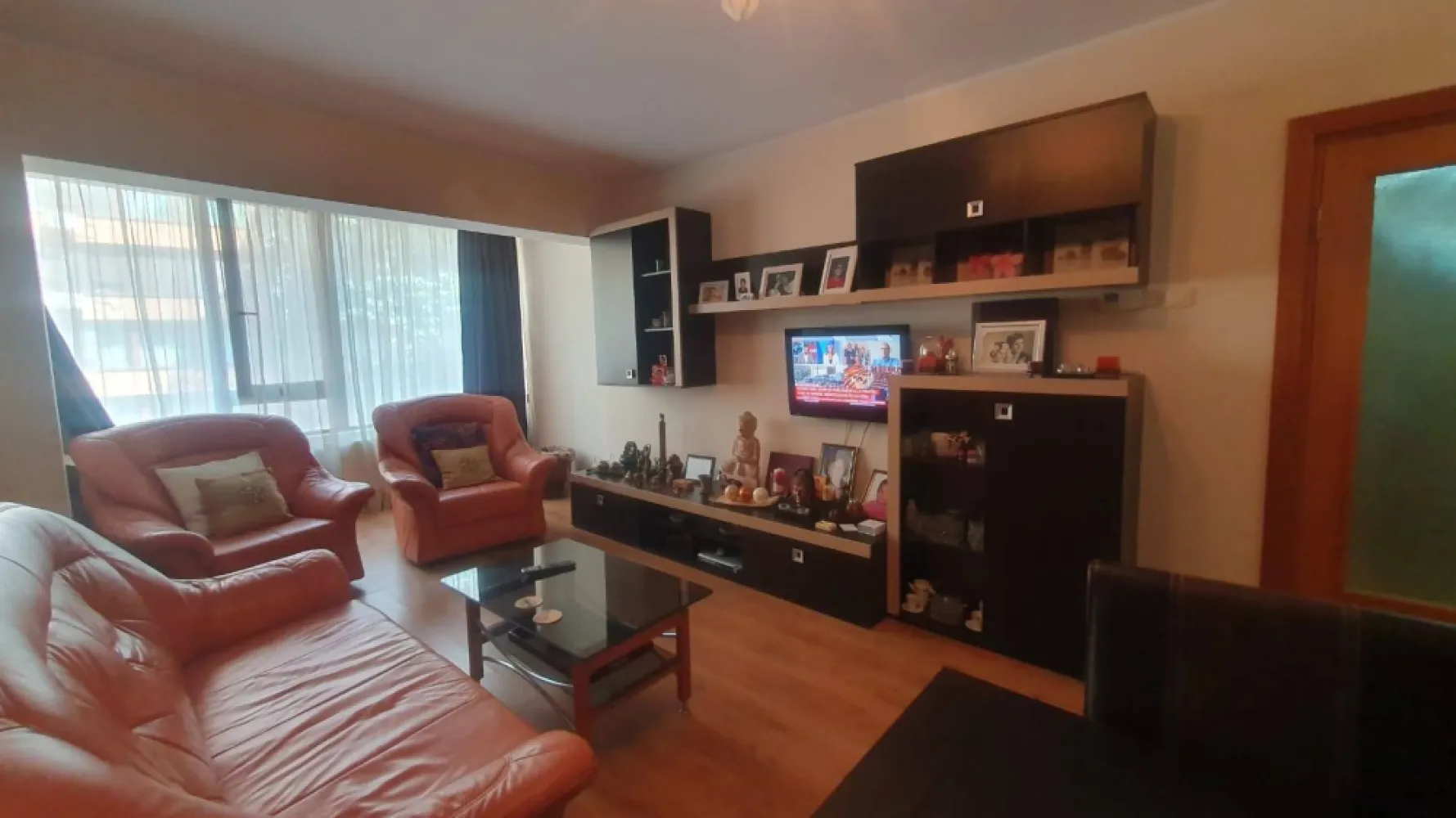 De vanzare – Apartament 3 camere -Complex Vega, Strada Tecuci - Va propunem spre vanzare un apartament spatios cu 3 camere, situat in Complexul Vega, una dintre cele mai apreciate zone rezidentiale din Galati. Proprietatea se afla la etajul 1 din 8 al unui imobil solid, construit in 2009, dotat cu lift si acces securizat.
Apartamentul are o suprafata generoasa de 100 mp, fiind compartimentat eficient, cu camere luminoase si bine proportionate. Se vinde complet mobilat si utilat, fiind pregatit pentru mutare imediata. Finisajele sunt moderne, iar mobilierul este de calitate, oferind un nivel ridicat de confort.
Locuinta este ideala atat pentru o familie, cat si ca investitie sigura pentru inchiriere, datorita amplasarii excelente si cererii ridicate din zona.
In imediata apropiere se regasesc supermarketuri, scoli, mijloace de transport in comun si alte puncte de interes.
Pret: 139.500 euro
Comision de tranzactionare 1,5% din valoarea de vanzare
Contact: Ene Liliana – 0746 252 252
 Agentie: MAG Invest