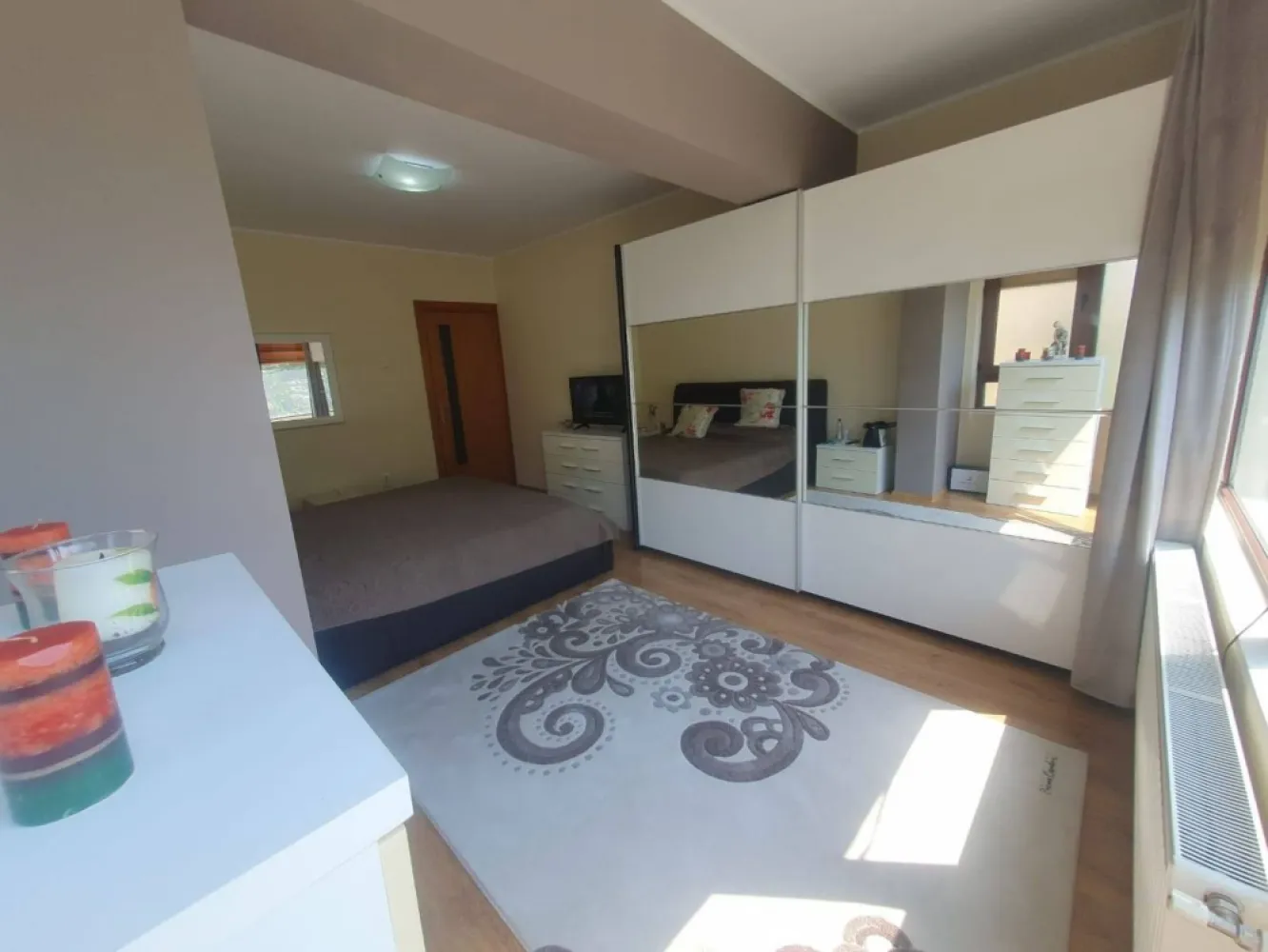 De vanzare – Apartament 3 camere -Complex Vega, Strada Tecuci - Va propunem spre vanzare un apartament spatios cu 3 camere, situat in Complexul Vega, una dintre cele mai apreciate zone rezidentiale din Galati. Proprietatea se afla la etajul 1 din 8 al unui imobil solid, construit in 2009, dotat cu lift si acces securizat.
Apartamentul are o suprafata generoasa de 100 mp, fiind compartimentat eficient, cu camere luminoase si bine proportionate. Se vinde complet mobilat si utilat, fiind pregatit pentru mutare imediata. Finisajele sunt moderne, iar mobilierul este de calitate, oferind un nivel ridicat de confort.
Locuinta este ideala atat pentru o familie, cat si ca investitie sigura pentru inchiriere, datorita amplasarii excelente si cererii ridicate din zona.
In imediata apropiere se regasesc supermarketuri, scoli, mijloace de transport in comun si alte puncte de interes.
Pret: 139.500 euro
Comision de tranzactionare 1,5% din valoarea de vanzare
Contact: Ene Liliana – 0746 252 252
 Agentie: MAG Invest