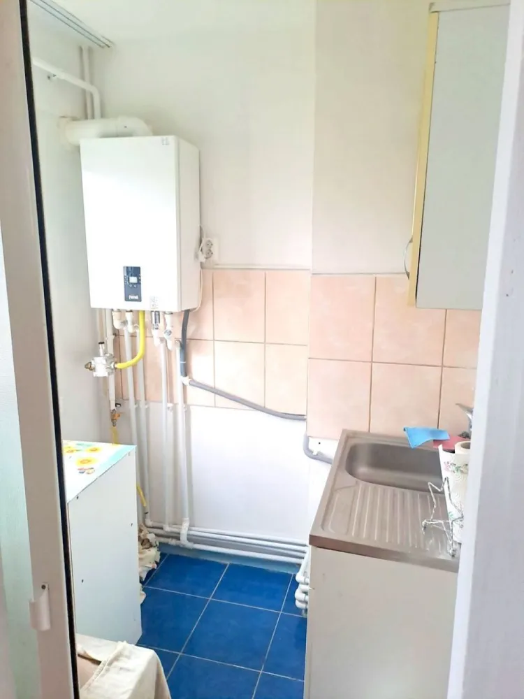 Apartament cu o camera de inchiriat – Micro 38, etaj intermediar - Se închiriază apartament cu o cameră, cu suprafața de 21 mp, situat la etaj intermediar într-un imobil din cartierul Micro 38, într-o zonă liniștită și convenabilă, aproape de piață și magazine alimentare.

Dotări și caracteristici:

Centrală termică proprie pentru confort termic
Gresie și faianță în baie și bucătărie
Parchet clasic din lemn masiv pentru eleganță și durabilitate
Geamuri termopan atât interior, cât și exterior pentru izolare termică și fonică
Ușă metalică de siguranță
Cabina de duș
Apartamentul este ideal pentru o persoană sau cuplu, destinat închirierii pe termen lung.

Chirie lunară: 1000 RON
Garanție: 1000 RON (se plătește la semnarea contractului)
Comisionul agentiei: 650 RON

Pentru mai multe detalii sau pentru programarea unei vizionări, vă rugăm să ne contactați. 
Liliana Ene, consilier imobiliar Mag Invest - 0746.252.252