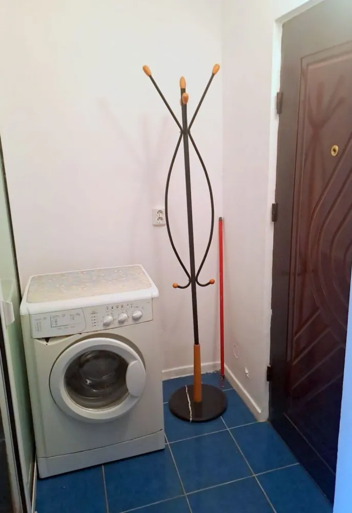 Apartament cu o camera de inchiriat – Micro 38, etaj intermediar - Se închiriază apartament cu o cameră, cu suprafața de 21 mp, situat la etaj intermediar într-un imobil din cartierul Micro 38, într-o zonă liniștită și convenabilă, aproape de piață și magazine alimentare.

Dotări și caracteristici:

Centrală termică proprie pentru confort termic
Gresie și faianță în baie și bucătărie
Parchet clasic din lemn masiv pentru eleganță și durabilitate
Geamuri termopan atât interior, cât și exterior pentru izolare termică și fonică
Ușă metalică de siguranță
Cabina de duș
Apartamentul este ideal pentru o persoană sau cuplu, destinat închirierii pe termen lung.

Chirie lunară: 1000 RON
Garanție: 1000 RON (se plătește la semnarea contractului)
Comisionul agentiei: 650 RON

Pentru mai multe detalii sau pentru programarea unei vizionări, vă rugăm să ne contactați. 
Liliana Ene, consilier imobiliar Mag Invest - 0746.252.252