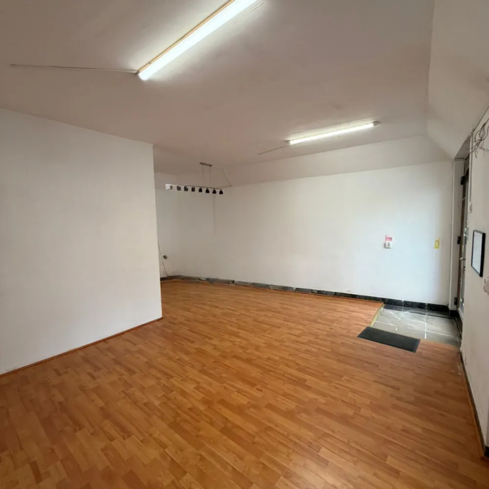 Spațiu comercial de vânzare – Vad excelent, aproape de Piața Cibin! - O oportunitate perfectă pentru afacerea ta!Spațiu comercial la stradă, cu intrare directă din trotuar și vad pietonal intens, situat în imediata apropiere a Pieței Cibin.Suprafață totală: 40 mpCompartimentare eficientă:cameră principală de 30 mp, ideală pentru activitate comercială sau showroombirou separat de 10 mpbaie propriePivniță perfectă pentru depozitareToate utilitățile: curent, apă, gaz, canalizareSpațiul este potrivit pentru magazin, birou, cabinet, salon sau mică afacere locală.Preț atractiv și locație cu potențial ridicat!📍 Zonă centrală – la doar câțiva pași de Piața Cibin