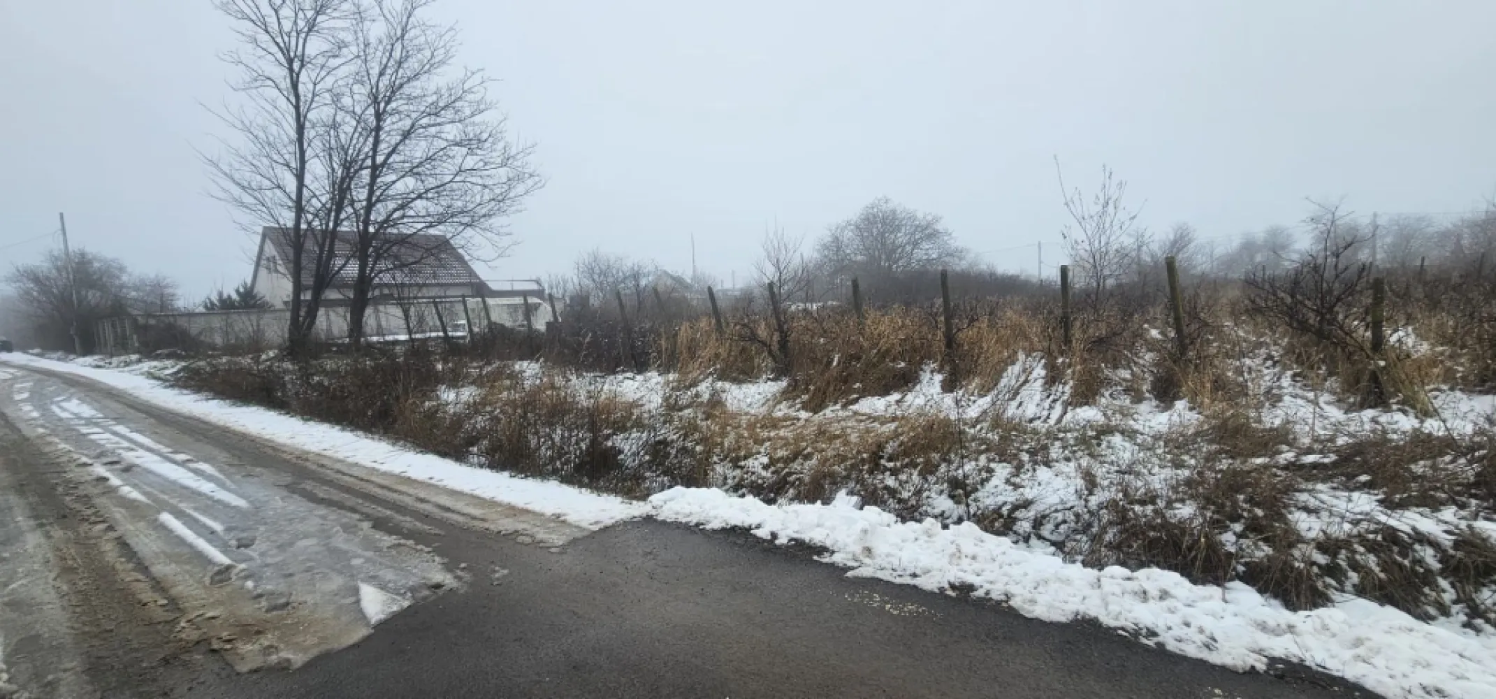 Exclusivitate MAG Invest – Teren 2300 mp Vanatori, ideal investitie - Va propunem spre vanzare un teren intravilan situat in localitatea Vanatori, judetul Galati, cu o suprafata totala de 2300 mp, compus din doua loturi alaturate, ideal pentru investitie sau parcelare in vederea construirii de locuinte individuale.
Terenul beneficiaza de deschidere generoasa de 48 ml la drum asfaltat, oferind acces facil si multiple posibilitati de dezvoltare. Utilitatile (gaz, canalizare si electricitate) sunt disponibile la limita proprietatii, un avantaj important pentru viitorii investitori sau proprietari.

Datorita amplasarii si configuratiei, proprietatea reprezinta o oportunitate excelenta pentru investitie, fiind pretabila pentru parcelare in loturi de casa.
Pret: 38 euro/mp, usor negociabil
Proprietatea este oferita in exclusivitate la agentia imobiliara MAG Invest.
Actele sunt pregatite pentru vanzare.

Se percepe comision de intermediere: 2% + TVA din valoarea de vanzare a terenului.
Pentru informatii suplimentare si vizionari:
Marian – MAG Invest
Telefon: 0740 949 871