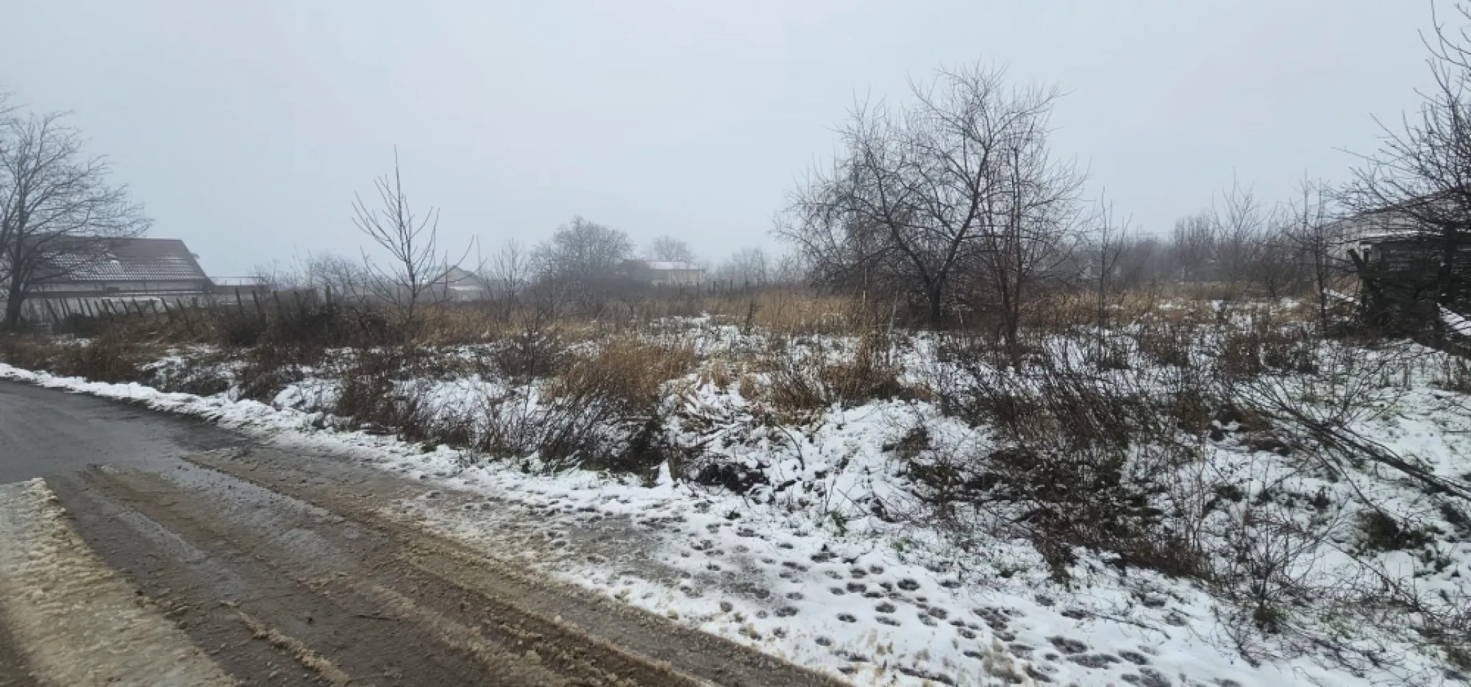 Exclusivitate MAG Invest – Teren 2300 mp Vanatori, ideal investitie - Va propunem spre vanzare un teren intravilan situat in localitatea Vanatori, judetul Galati, cu o suprafata totala de 2300 mp, compus din doua loturi alaturate, ideal pentru investitie sau parcelare in vederea construirii de locuinte individuale.
Terenul beneficiaza de deschidere generoasa de 48 ml la drum asfaltat, oferind acces facil si multiple posibilitati de dezvoltare. Utilitatile (gaz, canalizare si electricitate) sunt disponibile la limita proprietatii, un avantaj important pentru viitorii investitori sau proprietari.

Datorita amplasarii si configuratiei, proprietatea reprezinta o oportunitate excelenta pentru investitie, fiind pretabila pentru parcelare in loturi de casa.
Pret: 38 euro/mp, usor negociabil
Proprietatea este oferita in exclusivitate la agentia imobiliara MAG Invest.
Actele sunt pregatite pentru vanzare.

Se percepe comision de intermediere: 2% + TVA din valoarea de vanzare a terenului.
Pentru informatii suplimentare si vizionari:
Marian – MAG Invest
Telefon: 0740 949 871