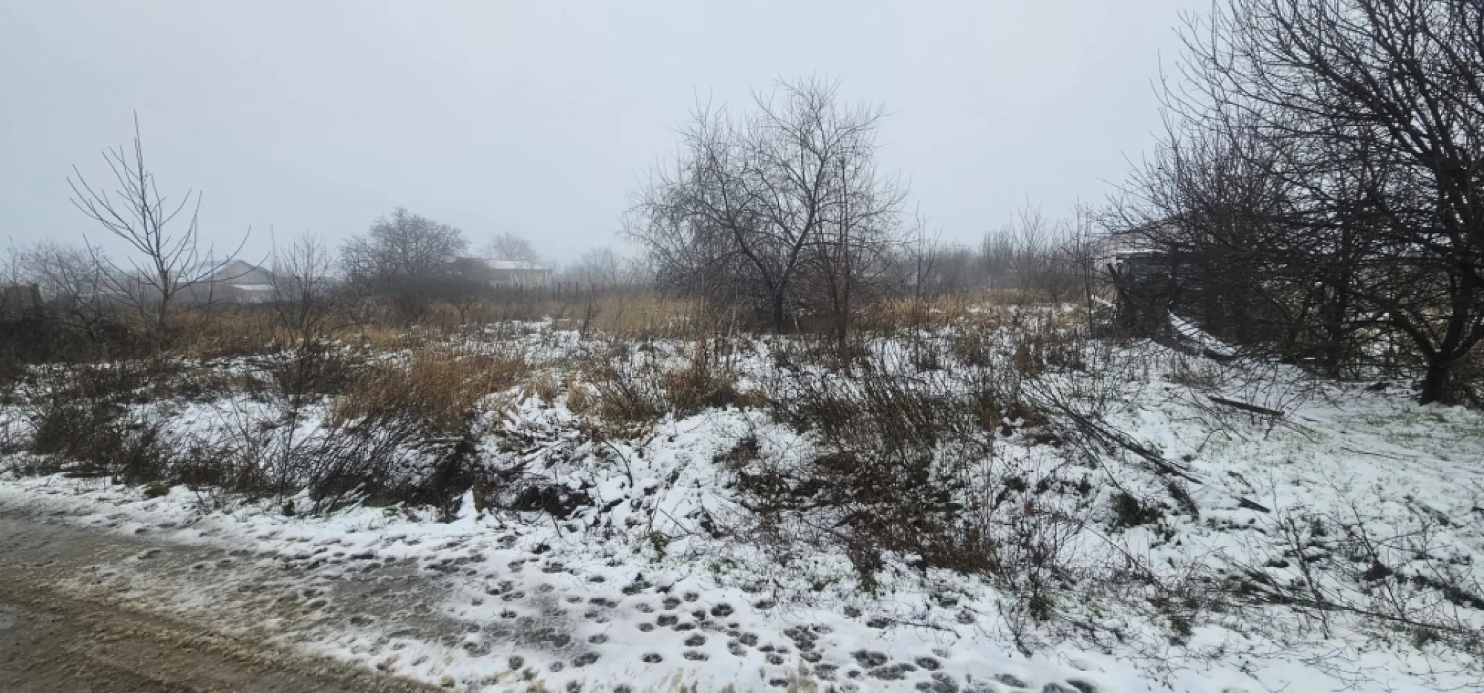 Exclusivitate MAG Invest – Teren 2300 mp Vanatori, ideal investitie - Va propunem spre vanzare un teren intravilan situat in localitatea Vanatori, judetul Galati, cu o suprafata totala de 2300 mp, compus din doua loturi alaturate, ideal pentru investitie sau parcelare in vederea construirii de locuinte individuale.
Terenul beneficiaza de deschidere generoasa de 48 ml la drum asfaltat, oferind acces facil si multiple posibilitati de dezvoltare. Utilitatile (gaz, canalizare si electricitate) sunt disponibile la limita proprietatii, un avantaj important pentru viitorii investitori sau proprietari.

Datorita amplasarii si configuratiei, proprietatea reprezinta o oportunitate excelenta pentru investitie, fiind pretabila pentru parcelare in loturi de casa.
Pret: 38 euro/mp, usor negociabil
Proprietatea este oferita in exclusivitate la agentia imobiliara MAG Invest.
Actele sunt pregatite pentru vanzare.

Se percepe comision de intermediere: 2% + TVA din valoarea de vanzare a terenului.
Pentru informatii suplimentare si vizionari:
Marian – MAG Invest
Telefon: 0740 949 871