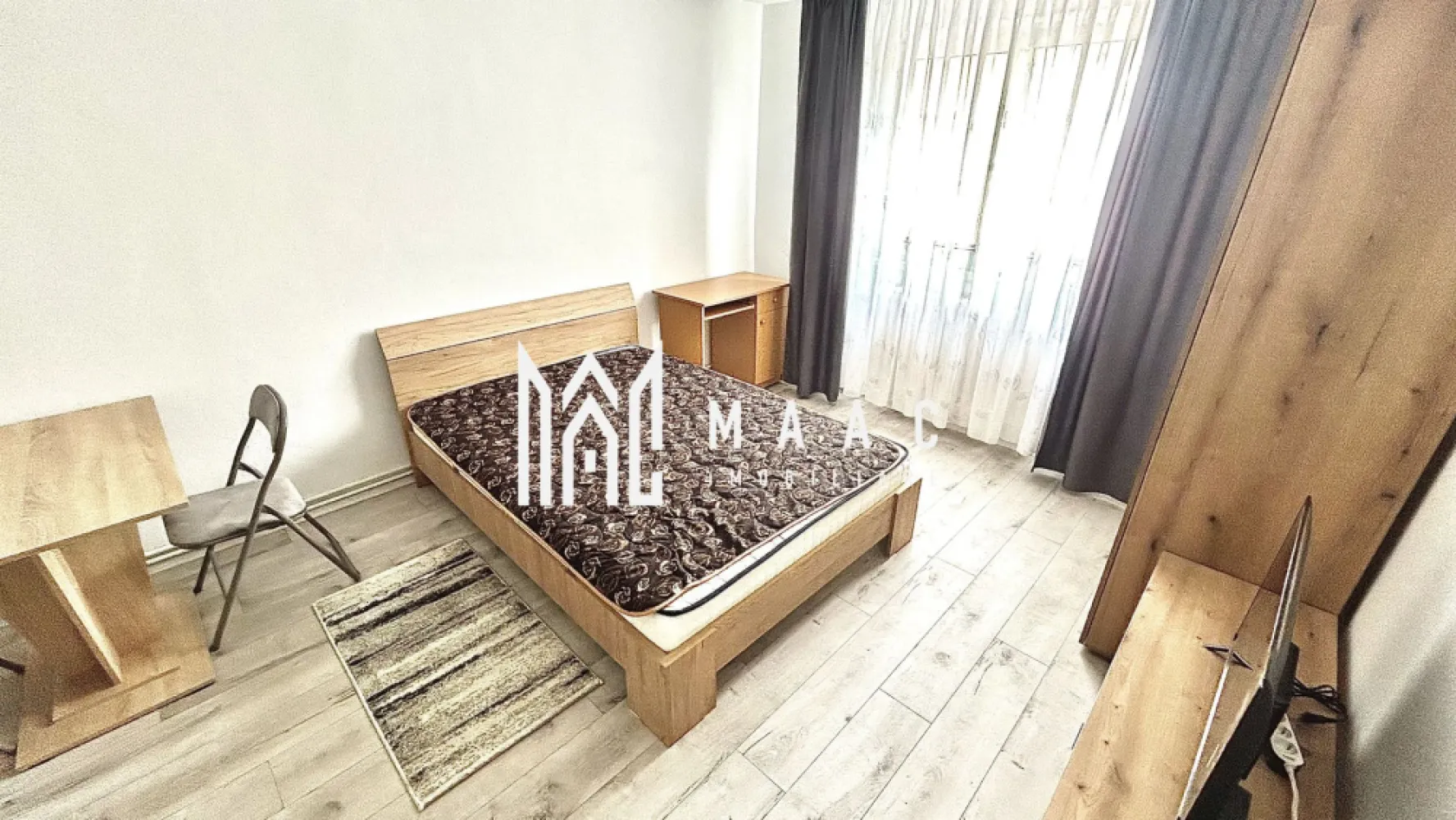 Garsonieră modernă | Mobilată și utilată | Ștefan cel Mare - Maac Imobiliare prezintă spre închiriere o garsonieră cochetă, complet mobilată și utilată modern, situată pe strada Ștefan cel Mare, chiar lângă stația de autobuz, cu acces facil către centrul orașului și principalele facultăți.

 Suprafață utilă: 22 mp
 Compartimentare eficientă
 Bucătărie separată, complet echipată, cu geam pentru ventilație naturală
 Baie dotată complet
 Încălzire prin centrală termică proprie pe gaz

 Zona este foarte bine deservită de mijloace de transport în comun și oferă toate facilitățile necesare unui stil de viață confortabil: magazine (Profi, Simpa), farmacii, sală de fitness și altele.

 Condiții de închiriere:
– Se percepe garanție în cuantumul unei chirii lunare
– Nu se acceptă fumători și animale de companie
– Se închiriază pe termen lung

Garsoniera este ideală pentru o persoană care caută un spațiu funcțional și modern într-o zonă accesibilă.

Pentru mai multe detalii sau pentru a programa o vizionare vă rugăm să ne contactați specificând ID: CP2656429