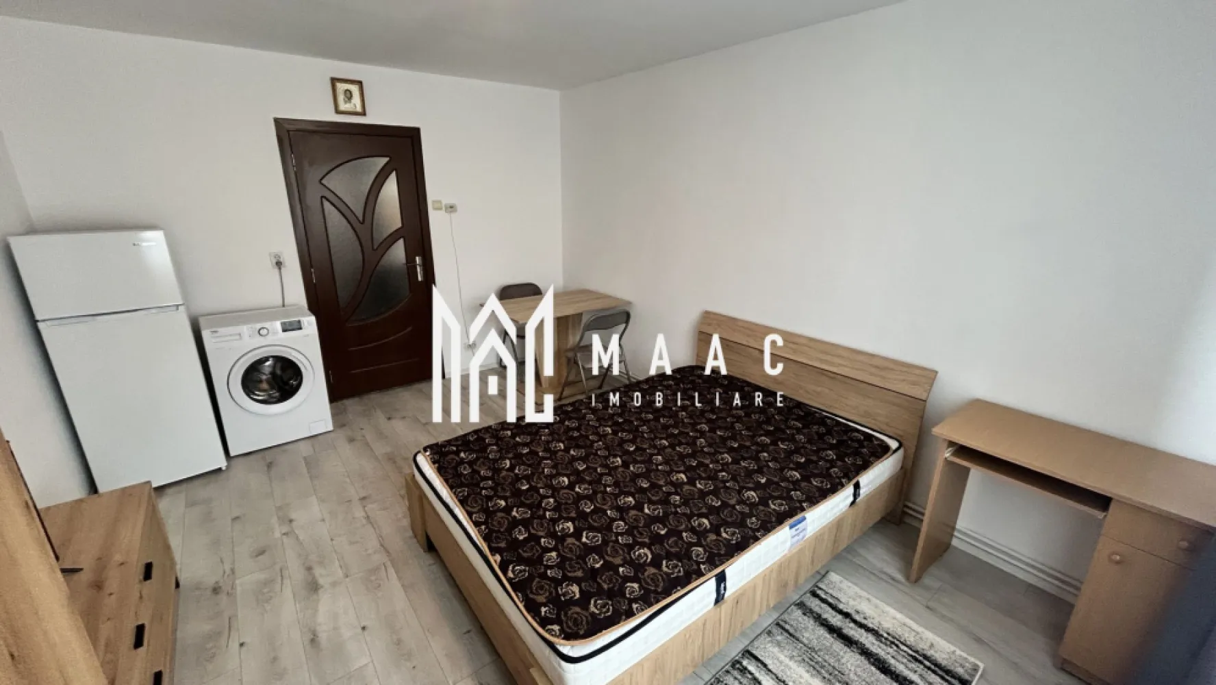 Garsonieră modernă | Mobilată și utilată | Ștefan cel Mare - Maac Imobiliare prezintă spre închiriere o garsonieră cochetă, complet mobilată și utilată modern, situată pe strada Ștefan cel Mare, chiar lângă stația de autobuz, cu acces facil către centrul orașului și principalele facultăți.

 Suprafață utilă: 22 mp
 Compartimentare eficientă
 Bucătărie separată, complet echipată, cu geam pentru ventilație naturală
 Baie dotată complet
 Încălzire prin centrală termică proprie pe gaz

 Zona este foarte bine deservită de mijloace de transport în comun și oferă toate facilitățile necesare unui stil de viață confortabil: magazine (Profi, Simpa), farmacii, sală de fitness și altele.

 Condiții de închiriere:
– Se percepe garanție în cuantumul unei chirii lunare
– Nu se acceptă fumători și animale de companie
– Se închiriază pe termen lung

Garsoniera este ideală pentru o persoană care caută un spațiu funcțional și modern într-o zonă accesibilă.

Pentru mai multe detalii sau pentru a programa o vizionare vă rugăm să ne contactați specificând ID: CP2656429
