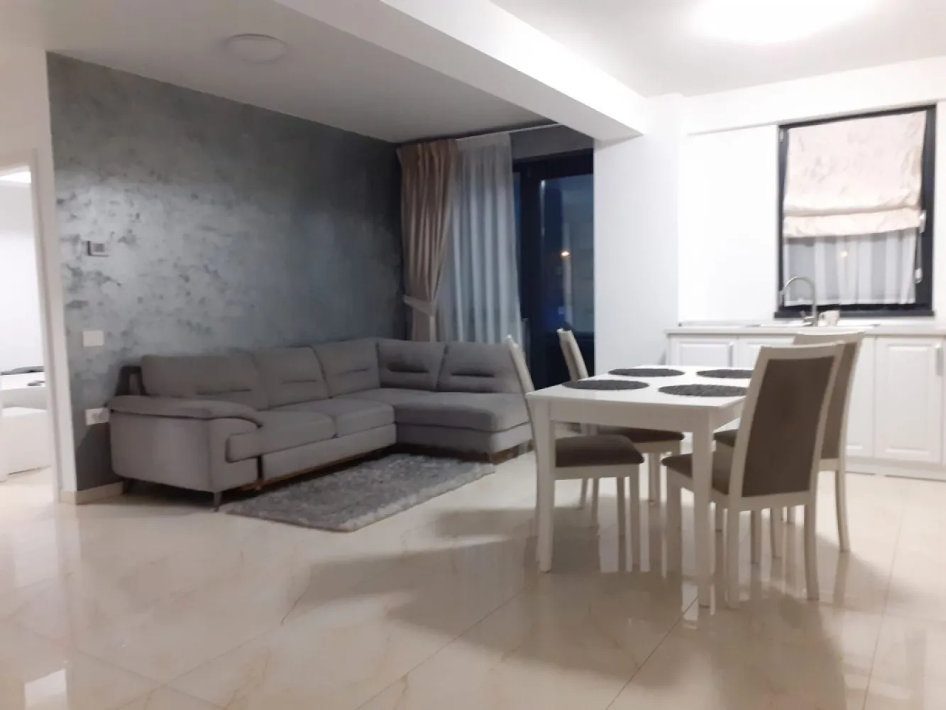 Apartament 2 camere, bloc nou - Micro 17, bloc Roka - Te invităm să descoperi acest apartament modern, situat în cadrul noului ansamblu rezidențial Roka Concept, un proiect dedicat confortului și calității vieții.

Chirie: 550 euro/lună
Garanție: 550 euro
Loc de parcare optional - se inchiriaza la pretul de 50 euro lunar
Se inchiriaza si pentru termen scurt (minim 3 luni), pentru ucraineni la pretul de 650 euro/luna
Detalii apartament:
Suprafață: 68 mp
Etaj: 1
An construcție: 2022
Mobilat și utilat complet (mobilier pe comandă)

Caracteristici principale:
Încălzire în pardoseală pentru confort termic optim
Finisaje de înaltă calitate, materiale premium
Baie complet echipată, modernă
Aer condiționat Inverter pentru un climat plăcut
Tâmplărie Salamander Tripan pentru izolare termică și fonică
Centrală termică proprie, control individual al costurilor de încălzire
Contorizare individuală pentru apă, gaz și electricitate
Lift Schindler pentru acces facil
Loc de parcare - 50 euro/luna , se achita separat de chirie
Video interfon pentru siguranță și control al accesului
Curte privată închisă, spațiu verde supravegheat video

Locație:
Apartamentul se află într-o zonă liniștită, dar centrală, la doar câțiva pași de:
- Parc, Mall, Piață, Școli și grădinițe, Spital, Supermarketuri, Mijloace de transport în comun

Nu rata șansa de a deveni chiriaș al acestei locuințe de vis!
Pentru mai multe informații sau pentru programarea unei vizionări, te rugăm să ne contactezi. 
 Contact 0746.252.252 - Liliana Ene