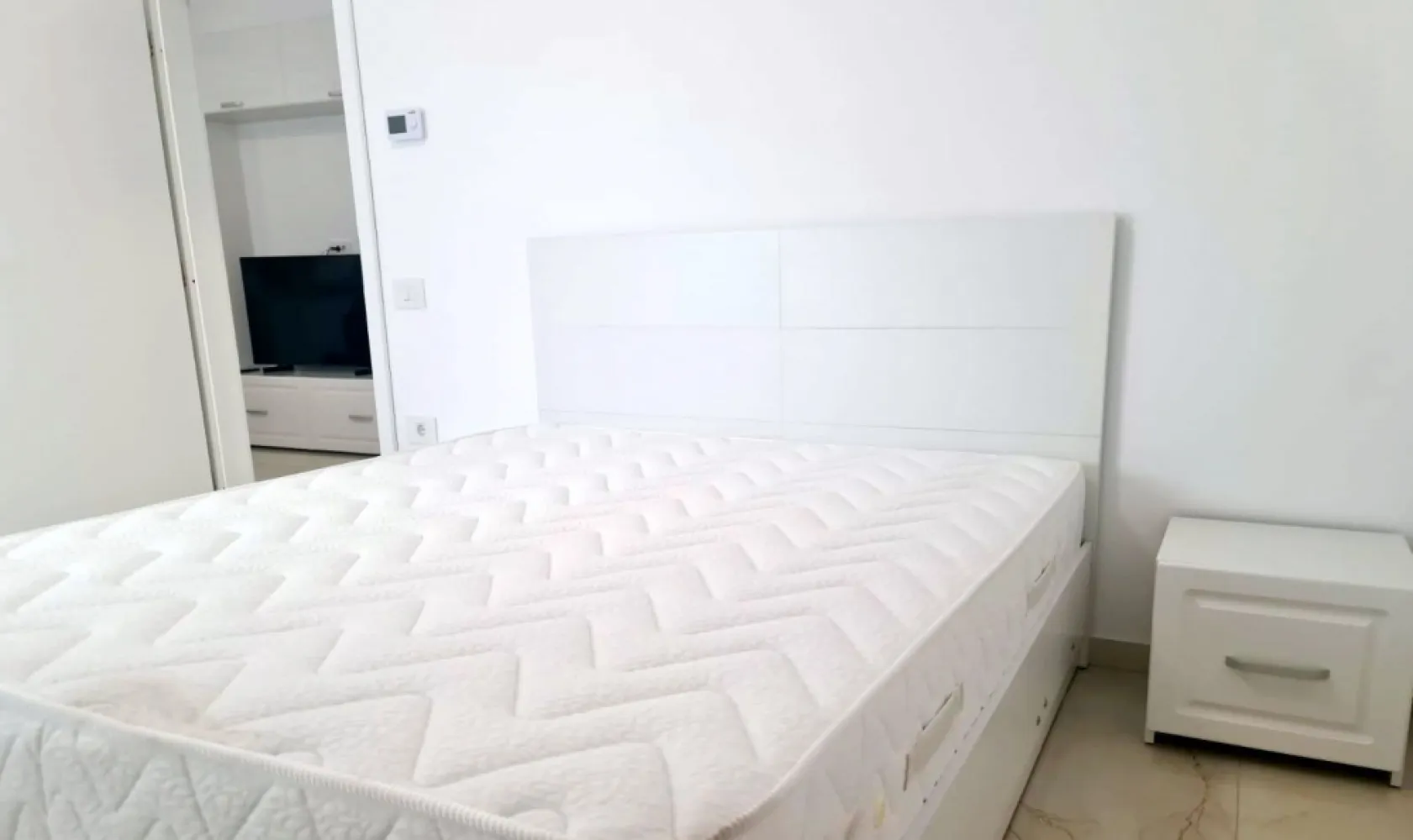 Apartament 2 camere, bloc nou - Micro 17, bloc Roka - Te invităm să descoperi acest apartament modern, situat în cadrul noului ansamblu rezidențial Roka Concept, un proiect dedicat confortului și calității vieții.

Chirie: 550 euro/lună
Garanție: 550 euro
Loc de parcare optional - se inchiriaza la pretul de 50 euro lunar
Se inchiriaza si pentru termen scurt (minim 3 luni), pentru ucraineni la pretul de 650 euro/luna
Detalii apartament:
Suprafață: 68 mp
Etaj: 1
An construcție: 2022
Mobilat și utilat complet (mobilier pe comandă)

Caracteristici principale:
Încălzire în pardoseală pentru confort termic optim
Finisaje de înaltă calitate, materiale premium
Baie complet echipată, modernă
Aer condiționat Inverter pentru un climat plăcut
Tâmplărie Salamander Tripan pentru izolare termică și fonică
Centrală termică proprie, control individual al costurilor de încălzire
Contorizare individuală pentru apă, gaz și electricitate
Lift Schindler pentru acces facil
Loc de parcare - 50 euro/luna , se achita separat de chirie
Video interfon pentru siguranță și control al accesului
Curte privată închisă, spațiu verde supravegheat video

Locație:
Apartamentul se află într-o zonă liniștită, dar centrală, la doar câțiva pași de:
- Parc, Mall, Piață, Școli și grădinițe, Spital, Supermarketuri, Mijloace de transport în comun

Nu rata șansa de a deveni chiriaș al acestei locuințe de vis!
Pentru mai multe informații sau pentru programarea unei vizionări, te rugăm să ne contactezi. 
 Contact 0746.252.252 - Liliana Ene