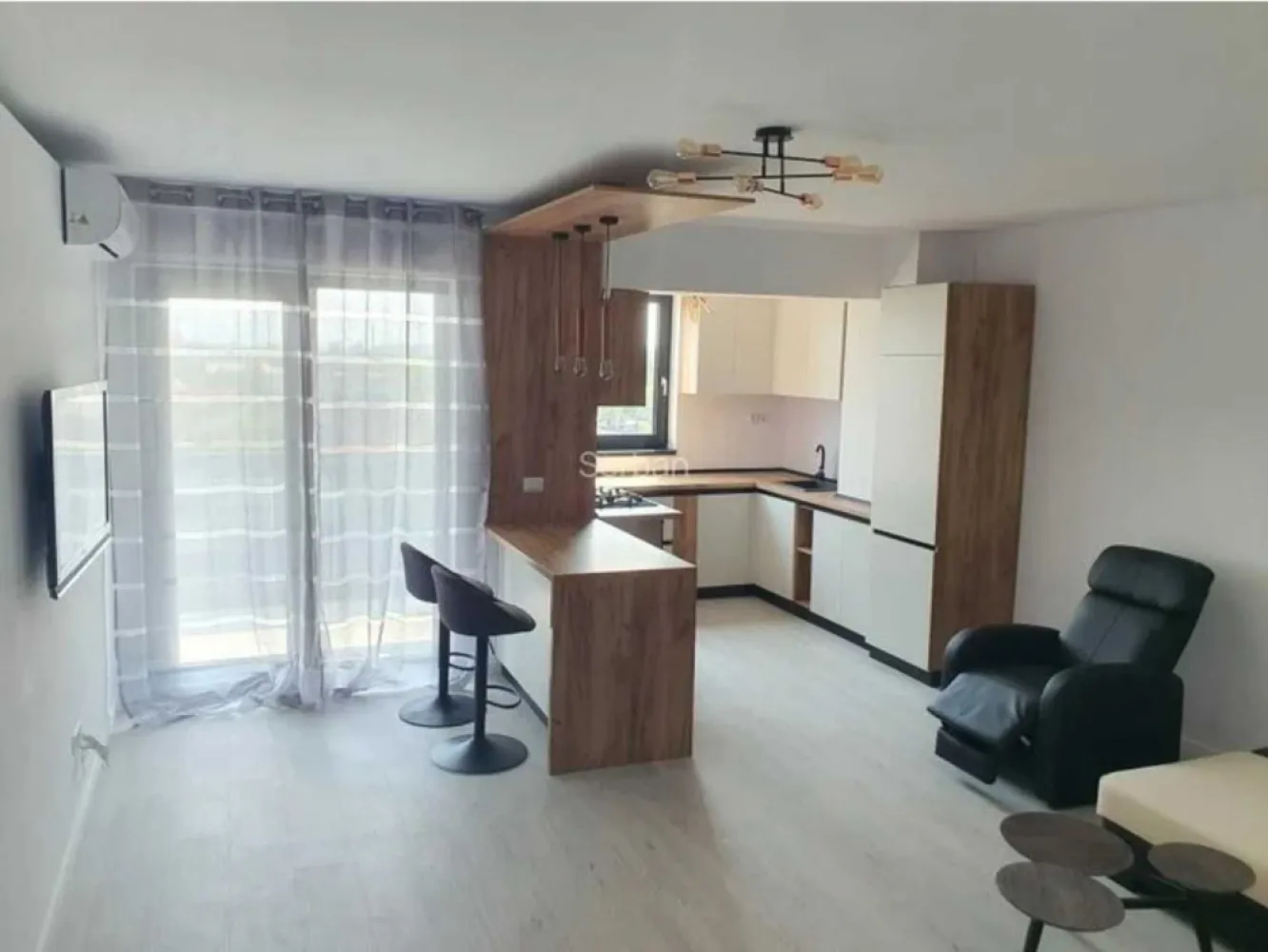 Inchiriere -2 camere - Flamingo Residence - Situat in cel mai luxos ansamblu rezidential din Galati, Flamingo Residence, apartamentul combina design modern, confort si rafinament, oferind o atmosfera primitoare datorita comunitatii exclusiviste.

Detalii apartament:
Mobilat si utilat cu electrocasnice de ultima generatie: plita si hota Franke, cuptor si frigider Samsung, masina de spalat vase incorporabila Whirlpool, masina de spalat rufe cu uscator Samsung.

Aer conditionat si centrala termica proprie cu incalzire in pardoseala.
Termopane Salamander clasa A cu geam tripan, izolatie termica exterioara si fonica interioara.
Fotoliu de relaxare cu masaj.
Terasa de 8 mp cu vedere spre Muntii Macin si Podul peste Dunare.
Detalii ansamblu Flamingo Residence:
Complex inchis, format din doua blocuri pe o suprafata de 4000 mp.
Fatade moderne, finisaje de calitate si design elegant.
Parcare subterana, ascensor silentios si sigur.
Statie de filtrare si dedurizare a apei, Wi-Fi gratuit in lobby.
Loc de joaca pentru copii, zone verzi cu irigare automata, foisor acoperit cu mobilier, TV si internet pentru barbeque si relaxare.
Sistem video performant de supraveghere pentru securitate maxima.

Localizare:
Zona Parcul Libertatii, aproape de Piata Centrala si centrul comercial Shopping City Galati.

Conditii financiare:
Chirie: 600 euro / luna
Garantie: 600 euro

Comision agentie aplicabil - 50% +TVA din prima luna de chirie
Contact: Ene Liliana - 0746.252.252 - Mag Invest