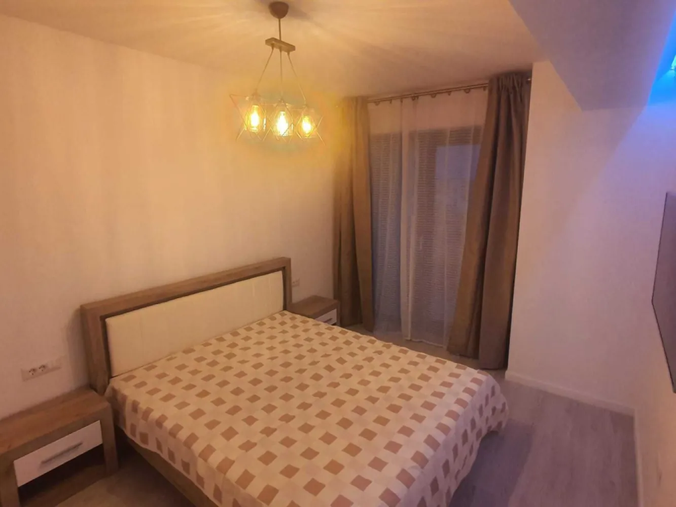 Inchiriere -2 camere - Flamingo Residence - Situat in cel mai luxos ansamblu rezidential din Galati, Flamingo Residence, apartamentul combina design modern, confort si rafinament, oferind o atmosfera primitoare datorita comunitatii exclusiviste.

Detalii apartament:
Mobilat si utilat cu electrocasnice de ultima generatie: plita si hota Franke, cuptor si frigider Samsung, masina de spalat vase incorporabila Whirlpool, masina de spalat rufe cu uscator Samsung.

Aer conditionat si centrala termica proprie cu incalzire in pardoseala.
Termopane Salamander clasa A cu geam tripan, izolatie termica exterioara si fonica interioara.
Fotoliu de relaxare cu masaj.
Terasa de 8 mp cu vedere spre Muntii Macin si Podul peste Dunare.
Detalii ansamblu Flamingo Residence:
Complex inchis, format din doua blocuri pe o suprafata de 4000 mp.
Fatade moderne, finisaje de calitate si design elegant.
Parcare subterana, ascensor silentios si sigur.
Statie de filtrare si dedurizare a apei, Wi-Fi gratuit in lobby.
Loc de joaca pentru copii, zone verzi cu irigare automata, foisor acoperit cu mobilier, TV si internet pentru barbeque si relaxare.
Sistem video performant de supraveghere pentru securitate maxima.

Localizare:
Zona Parcul Libertatii, aproape de Piata Centrala si centrul comercial Shopping City Galati.

Conditii financiare:
Chirie: 600 euro / luna
Garantie: 600 euro

Comision agentie aplicabil - 50% +TVA din prima luna de chirie
Contact: Ene Liliana - 0746.252.252 - Mag Invest