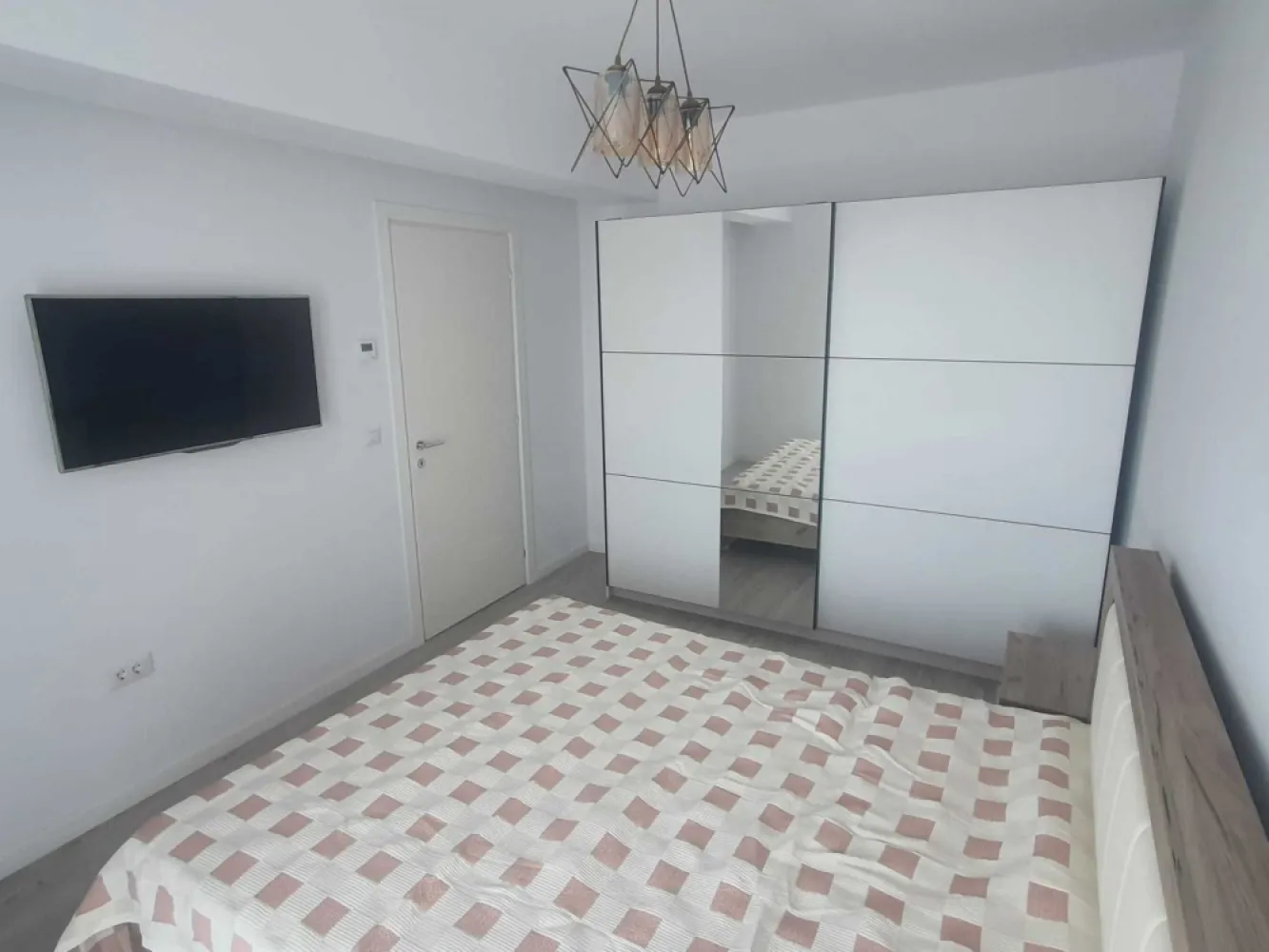 Inchiriere -2 camere - Flamingo Residence - Situat in cel mai luxos ansamblu rezidential din Galati, Flamingo Residence, apartamentul combina design modern, confort si rafinament, oferind o atmosfera primitoare datorita comunitatii exclusiviste.

Detalii apartament:
Mobilat si utilat cu electrocasnice de ultima generatie: plita si hota Franke, cuptor si frigider Samsung, masina de spalat vase incorporabila Whirlpool, masina de spalat rufe cu uscator Samsung.

Aer conditionat si centrala termica proprie cu incalzire in pardoseala.
Termopane Salamander clasa A cu geam tripan, izolatie termica exterioara si fonica interioara.
Fotoliu de relaxare cu masaj.
Terasa de 8 mp cu vedere spre Muntii Macin si Podul peste Dunare.
Detalii ansamblu Flamingo Residence:
Complex inchis, format din doua blocuri pe o suprafata de 4000 mp.
Fatade moderne, finisaje de calitate si design elegant.
Parcare subterana, ascensor silentios si sigur.
Statie de filtrare si dedurizare a apei, Wi-Fi gratuit in lobby.
Loc de joaca pentru copii, zone verzi cu irigare automata, foisor acoperit cu mobilier, TV si internet pentru barbeque si relaxare.
Sistem video performant de supraveghere pentru securitate maxima.

Localizare:
Zona Parcul Libertatii, aproape de Piata Centrala si centrul comercial Shopping City Galati.

Conditii financiare:
Chirie: 600 euro / luna
Garantie: 600 euro

Comision agentie aplicabil - 50% +TVA din prima luna de chirie
Contact: Ene Liliana - 0746.252.252 - Mag Invest