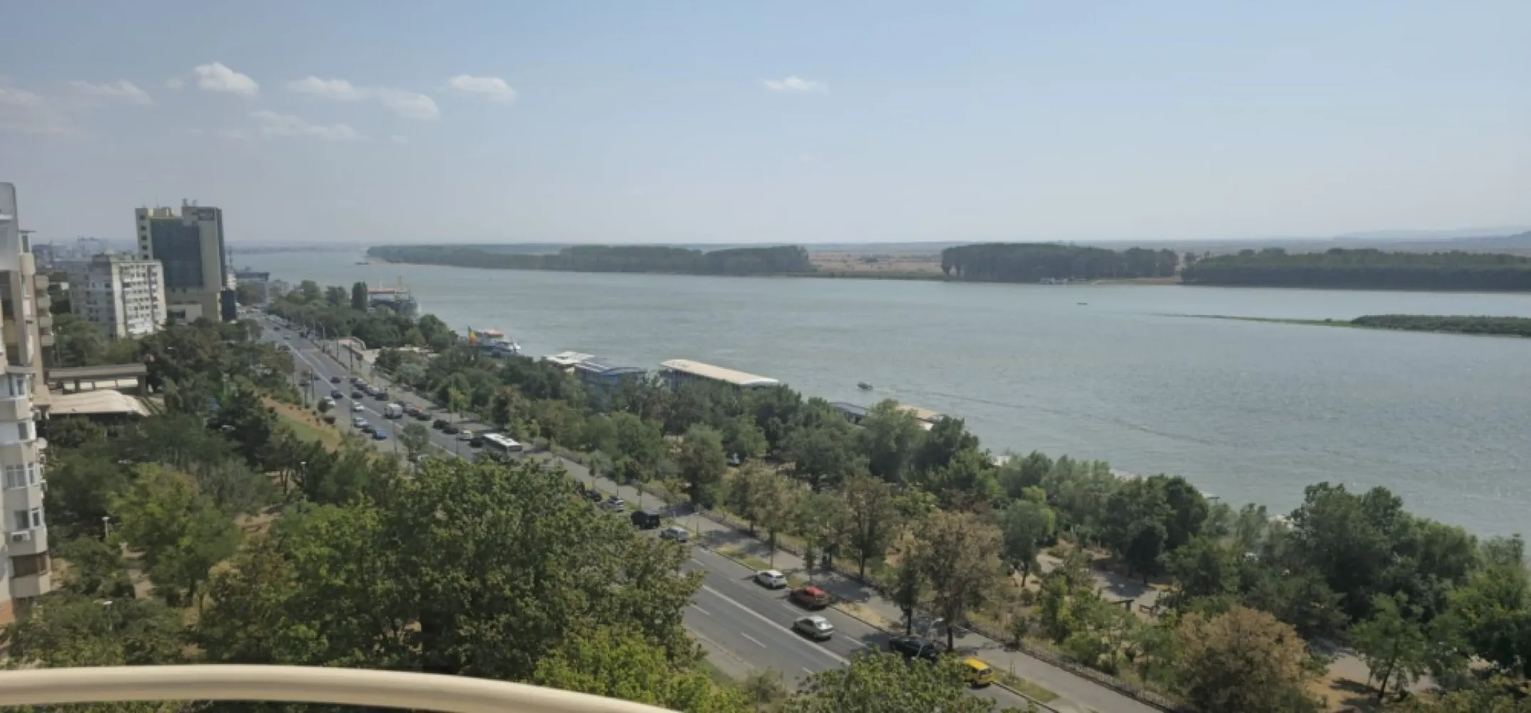 Exclusivitate - Apartament 3 camere, 92 mp - Faleza Dunarii - Descoperiti oportunitatea de a locui in inima Galatiului, pe prestigioasa Faleza Superioara a Dunarii, intr-un apartament exclusivist cu 3 camere, ce imbina eleganta, confortul si o priveliste spectaculoasa.
Apartamentul are o suprafata utila de 77,5 mp, cu o suprafata totala de 92 mp, fiind amplasat la etaj superior, beneficiind de vedere panoramica pe doua laturi, cu deschidere frontala catre Dunare si Muntii Macinului.

Imobilul, construit in anul 1992, a fost complet renovat in 2025, utilizandu-se materiale premium si finisaje moderne, atent alese pentru un stil de viata rafinat.
Caracteristici si dotari:
Incalzire in pardoseala pentru un confort termic superior
Centrala termica proprie
3 aparate de aer conditionat, pentru control optim al temperaturii
Tamplarie PVC cu geamuri tricamerale, ultima generatie, asigurand izolatie fonica si termica excelenta
Parchet laminat de calitate superioara
Gresie si faianta moderne, armonios integrate in designul interior
Usi culisante la dormitor, cu vedere frontala spectaculoasa catre Dunare
Doua bai, ambele cu geam pentru ventilatie naturala, placate cu piatra naturala, oferind un plus de eleganta si functionalitate

Apartamentul impresioneaza prin luminozitate, spatii bine proportionate si un design contemporan, fiind ideal atat pentru locuinta proprie, cat si pentru o investitie premium.

Pret propus pentru tranzactionare: 160000 euro.
Vanzare in exclusivitate, garantand seriozitate si transparenta!

Pentru informatii suplimentare si programarea unei vizionari, va rugam sa contactati:
Ene Liliana - 0746 252 252

Aceasta proprietate este prezentata in exclusivitate de MAG Invest.
Nu ratati sansa de a deveni proprietarul unei locuinte de exceptie, cu vedere panoramica la Dunare, finisaje premium si amplasare in cel mai cautat cartier al Galatiului.