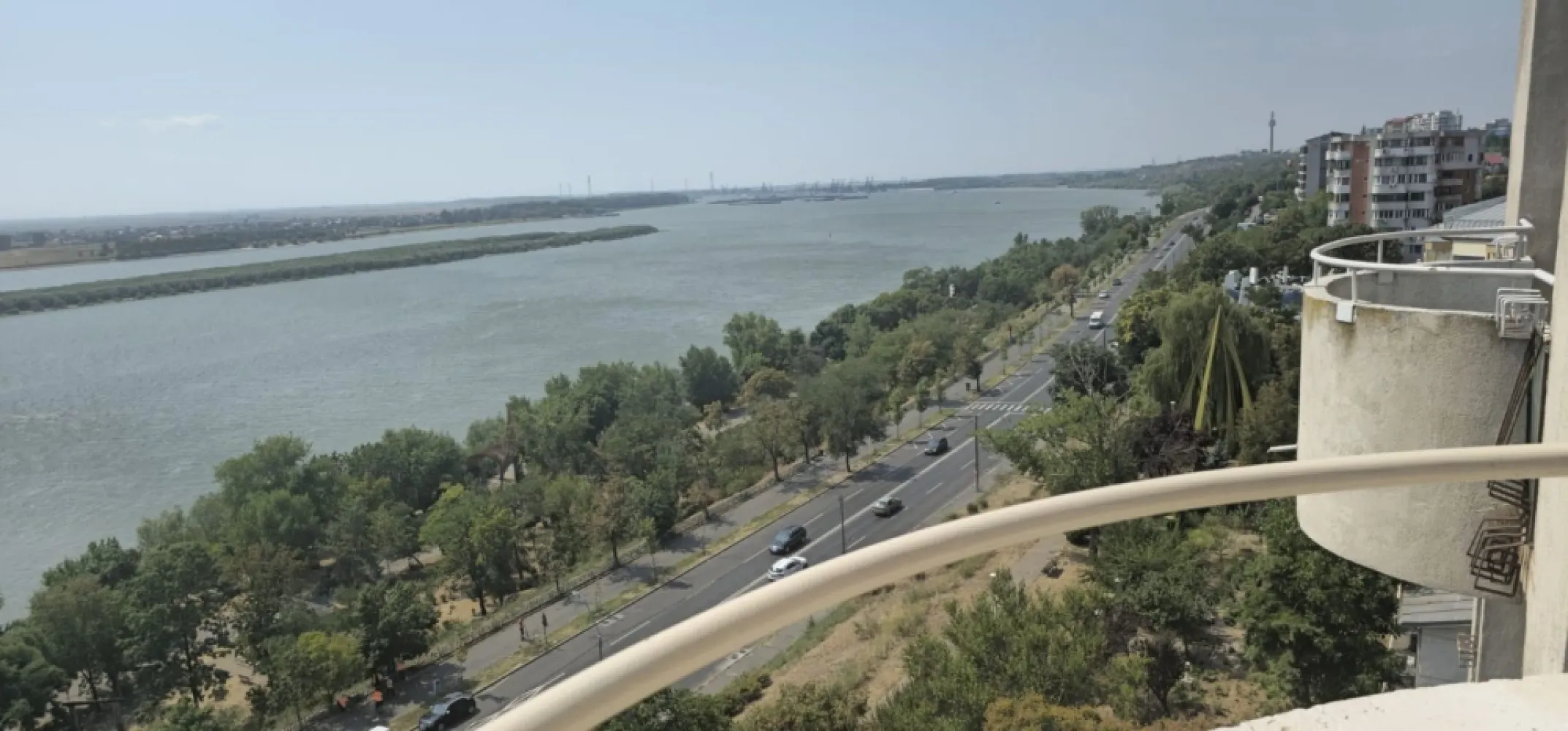 Exclusivitate - Apartament 3 camere, 92 mp - Faleza Dunarii - Descoperiti oportunitatea de a locui in inima Galatiului, pe prestigioasa Faleza Superioara a Dunarii, intr-un apartament exclusivist cu 3 camere, ce imbina eleganta, confortul si o priveliste spectaculoasa.
Apartamentul are o suprafata utila de 77,5 mp, cu o suprafata totala de 92 mp, fiind amplasat la etaj superior, beneficiind de vedere panoramica pe doua laturi, cu deschidere frontala catre Dunare si Muntii Macinului.

Imobilul, construit in anul 1992, a fost complet renovat in 2025, utilizandu-se materiale premium si finisaje moderne, atent alese pentru un stil de viata rafinat.
Caracteristici si dotari:
Incalzire in pardoseala pentru un confort termic superior
Centrala termica proprie
3 aparate de aer conditionat, pentru control optim al temperaturii
Tamplarie PVC cu geamuri tricamerale, ultima generatie, asigurand izolatie fonica si termica excelenta
Parchet laminat de calitate superioara
Gresie si faianta moderne, armonios integrate in designul interior
Usi culisante la dormitor, cu vedere frontala spectaculoasa catre Dunare
Doua bai, ambele cu geam pentru ventilatie naturala, placate cu piatra naturala, oferind un plus de eleganta si functionalitate

Apartamentul impresioneaza prin luminozitate, spatii bine proportionate si un design contemporan, fiind ideal atat pentru locuinta proprie, cat si pentru o investitie premium.

Pret propus pentru tranzactionare: 160000 euro.
Vanzare in exclusivitate, garantand seriozitate si transparenta!

Pentru informatii suplimentare si programarea unei vizionari, va rugam sa contactati:
Ene Liliana - 0746 252 252

Aceasta proprietate este prezentata in exclusivitate de MAG Invest.
Nu ratati sansa de a deveni proprietarul unei locuinte de exceptie, cu vedere panoramica la Dunare, finisaje premium si amplasare in cel mai cautat cartier al Galatiului.
