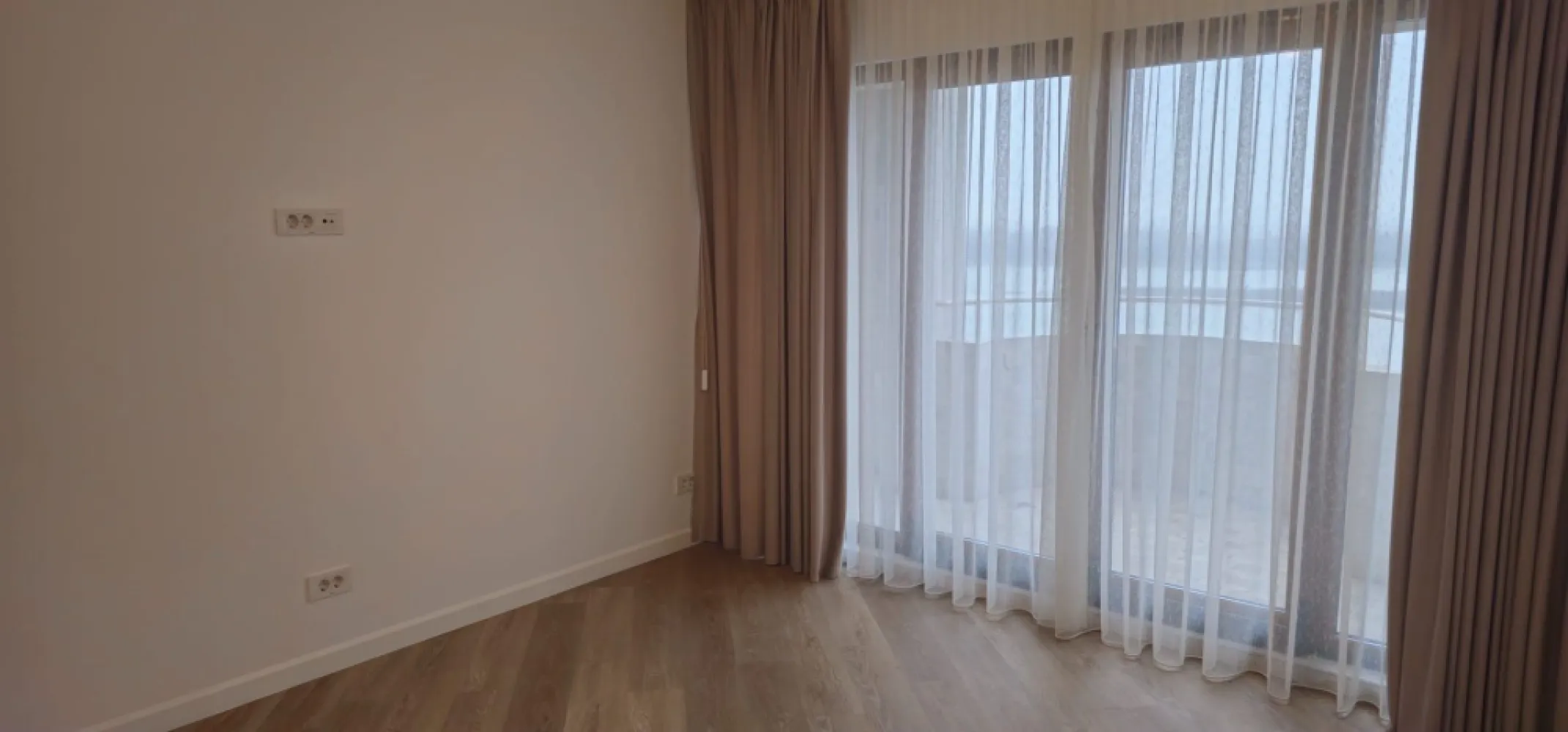 Exclusivitate - Apartament 3 camere, 92 mp - Faleza Dunarii - Descoperiti oportunitatea de a locui in inima Galatiului, pe prestigioasa Faleza Superioara a Dunarii, intr-un apartament exclusivist cu 3 camere, ce imbina eleganta, confortul si o priveliste spectaculoasa.
Apartamentul are o suprafata utila de 77,5 mp, cu o suprafata totala de 92 mp, fiind amplasat la etaj superior, beneficiind de vedere panoramica pe doua laturi, cu deschidere frontala catre Dunare si Muntii Macinului.

Imobilul, construit in anul 1992, a fost complet renovat in 2025, utilizandu-se materiale premium si finisaje moderne, atent alese pentru un stil de viata rafinat.
Caracteristici si dotari:
Incalzire in pardoseala pentru un confort termic superior
Centrala termica proprie
3 aparate de aer conditionat, pentru control optim al temperaturii
Tamplarie PVC cu geamuri tricamerale, ultima generatie, asigurand izolatie fonica si termica excelenta
Parchet laminat de calitate superioara
Gresie si faianta moderne, armonios integrate in designul interior
Usi culisante la dormitor, cu vedere frontala spectaculoasa catre Dunare
Doua bai, ambele cu geam pentru ventilatie naturala, placate cu piatra naturala, oferind un plus de eleganta si functionalitate

Apartamentul impresioneaza prin luminozitate, spatii bine proportionate si un design contemporan, fiind ideal atat pentru locuinta proprie, cat si pentru o investitie premium.

Pret propus pentru tranzactionare: 160000 euro.
Vanzare in exclusivitate, garantand seriozitate si transparenta!

Pentru informatii suplimentare si programarea unei vizionari, va rugam sa contactati:
Ene Liliana - 0746 252 252

Aceasta proprietate este prezentata in exclusivitate de MAG Invest.
Nu ratati sansa de a deveni proprietarul unei locuinte de exceptie, cu vedere panoramica la Dunare, finisaje premium si amplasare in cel mai cautat cartier al Galatiului.