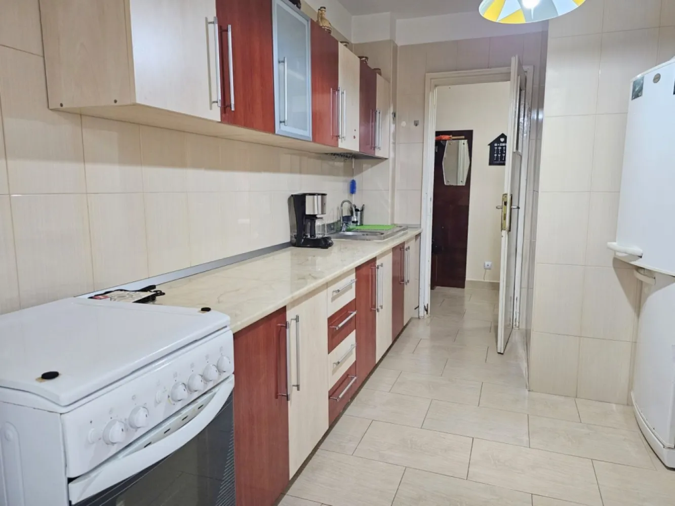 Apartament cu 3 camere, etaj intermediar - Piata Centrala - Va propunem spre vanzare un apartament cu 3 camere, decomandat, situat intr-una dintre cele mai apreciate zone ale orasului, in imediata apropiere a Pietei Centrale, intr-un imobil solid si bine intretinut, amplasat la etajul 3.
Apartamentul are o suprafata utila de 65 mp si se remarca printr-o compartimentare eficienta, care asigura intimitate si confort. Spatiile sunt luminoase si aerisite, fiind ideale atat pentru o familie, cat si pentru persoane care isi doresc un camin generos, bine pozitionat.

Compartimentarea include:
living spatios, cu acces la balcon
doua dormitoare confortabile
bucatarie complet mobilata si utilata
baie
hol generos cu spatii de depozitare
doua balcoane, ce ofera un plus de functionalitate si spatiu de relaxare

Apartamentul este complet mobilat si utilat, fiind pregatit pentru mutare imediata. Este dotat cu:
ferestre cu geam termopan, pentru eficienta energetica
centrala termica proprie, asigurand confort termic pe tot parcursul anului
aer conditionat, ideal pentru sezonul cald
Finisajele sunt bine intretinute, iar locuinta beneficiaza de o atmosfera placuta si primitoare.
Pozitionarea este un avantaj major, avand acces rapid la puncte de interes importante precum Piata Centrala, CNVA, Baia Comunala, scoli, magazine, farmacii si mijloace de transport. Zona este ideala atat pentru locuit, cat si pentru investitie, datorita cererii constante.

Pret de vanzare: 79.000 euro.
Se percepe comision de intermediere - 1,5% din valoarea de tranzactionare
Se accepta credit!

Pentru informatii suplimentare si programarea unei vizionari, va rugam sa contactati:
Ene Liliana - 0746 252 252 - MAG Invest