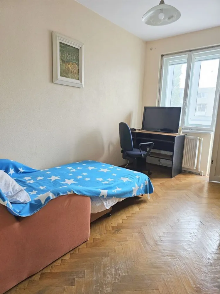Apartament cu 3 camere, etaj intermediar - Piata Centrala - Va propunem spre vanzare un apartament cu 3 camere, decomandat, situat intr-una dintre cele mai apreciate zone ale orasului, in imediata apropiere a Pietei Centrale, intr-un imobil solid si bine intretinut, amplasat la etajul 3.
Apartamentul are o suprafata utila de 65 mp si se remarca printr-o compartimentare eficienta, care asigura intimitate si confort. Spatiile sunt luminoase si aerisite, fiind ideale atat pentru o familie, cat si pentru persoane care isi doresc un camin generos, bine pozitionat.

Compartimentarea include:
living spatios, cu acces la balcon
doua dormitoare confortabile
bucatarie complet mobilata si utilata
baie
hol generos cu spatii de depozitare
doua balcoane, ce ofera un plus de functionalitate si spatiu de relaxare

Apartamentul este complet mobilat si utilat, fiind pregatit pentru mutare imediata. Este dotat cu:
ferestre cu geam termopan, pentru eficienta energetica
centrala termica proprie, asigurand confort termic pe tot parcursul anului
aer conditionat, ideal pentru sezonul cald
Finisajele sunt bine intretinute, iar locuinta beneficiaza de o atmosfera placuta si primitoare.
Pozitionarea este un avantaj major, avand acces rapid la puncte de interes importante precum Piata Centrala, CNVA, Baia Comunala, scoli, magazine, farmacii si mijloace de transport. Zona este ideala atat pentru locuit, cat si pentru investitie, datorita cererii constante.

Pret de vanzare: 79.000 euro.
Se percepe comision de intermediere - 1,5% din valoarea de tranzactionare
Se accepta credit!

Pentru informatii suplimentare si programarea unei vizionari, va rugam sa contactati:
Ene Liliana - 0746 252 252 - MAG Invest