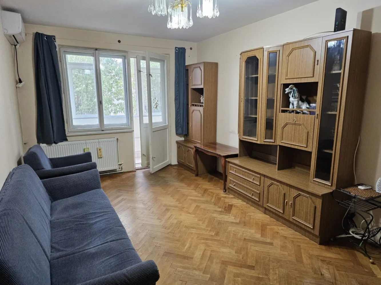 Apartament cu 3 camere, etaj intermediar - Piata Centrala - Va propunem spre vanzare un apartament cu 3 camere, decomandat, situat intr-una dintre cele mai apreciate zone ale orasului, in imediata apropiere a Pietei Centrale, intr-un imobil solid si bine intretinut, amplasat la etajul 3.
Apartamentul are o suprafata utila de 65 mp si se remarca printr-o compartimentare eficienta, care asigura intimitate si confort. Spatiile sunt luminoase si aerisite, fiind ideale atat pentru o familie, cat si pentru persoane care isi doresc un camin generos, bine pozitionat.

Compartimentarea include:
living spatios, cu acces la balcon
doua dormitoare confortabile
bucatarie complet mobilata si utilata
baie
hol generos cu spatii de depozitare
doua balcoane, ce ofera un plus de functionalitate si spatiu de relaxare

Apartamentul este complet mobilat si utilat, fiind pregatit pentru mutare imediata. Este dotat cu:
ferestre cu geam termopan, pentru eficienta energetica
centrala termica proprie, asigurand confort termic pe tot parcursul anului
aer conditionat, ideal pentru sezonul cald
Finisajele sunt bine intretinute, iar locuinta beneficiaza de o atmosfera placuta si primitoare.
Pozitionarea este un avantaj major, avand acces rapid la puncte de interes importante precum Piata Centrala, CNVA, Baia Comunala, scoli, magazine, farmacii si mijloace de transport. Zona este ideala atat pentru locuit, cat si pentru investitie, datorita cererii constante.

Pret de vanzare: 79.000 euro.
Se percepe comision de intermediere - 1,5% din valoarea de tranzactionare
Se accepta credit!

Pentru informatii suplimentare si programarea unei vizionari, va rugam sa contactati:
Ene Liliana - 0746 252 252 - MAG Invest