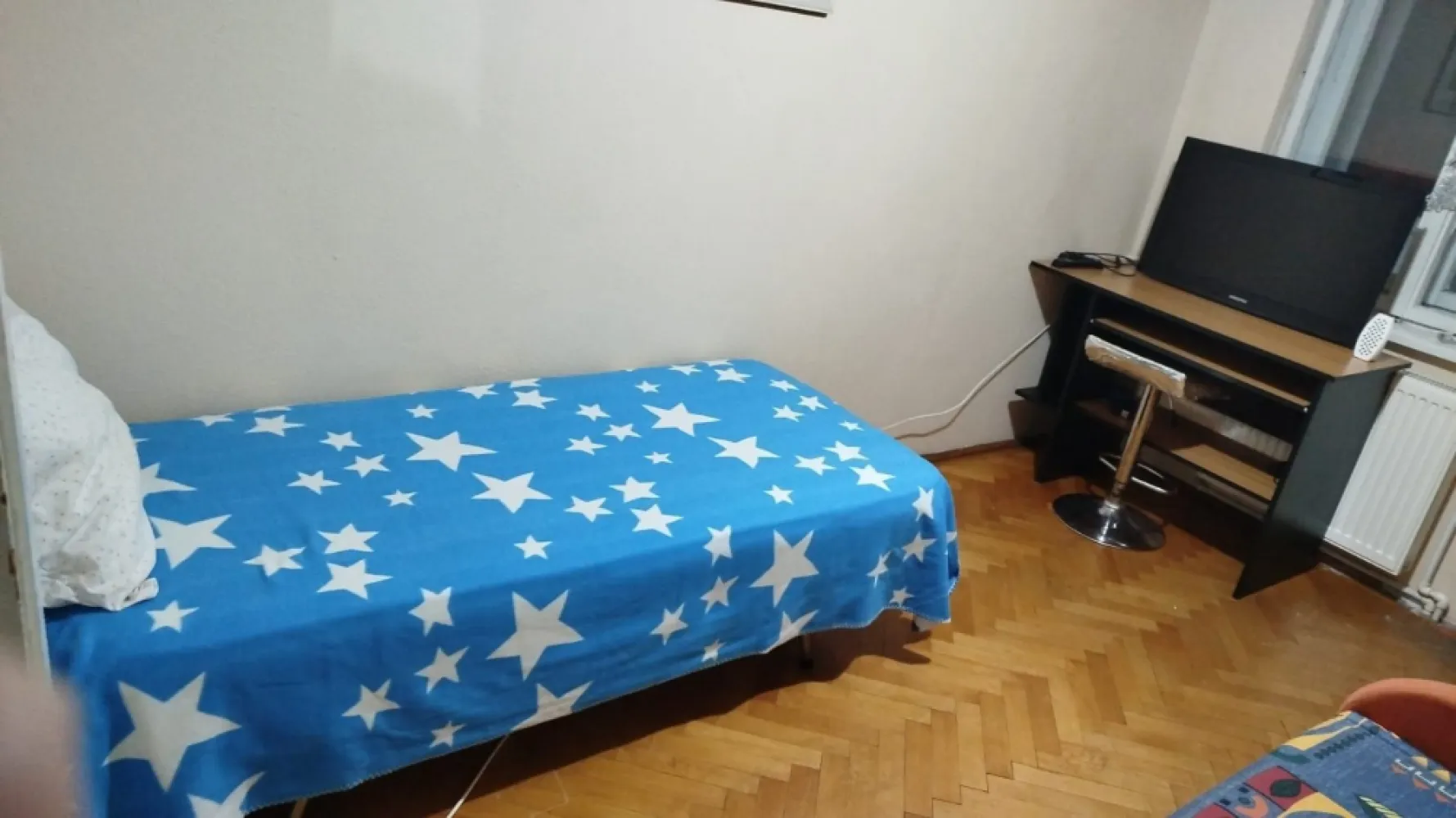 Apartament cu 3 camere, etaj intermediar - Piata Centrala - Va propunem spre vanzare un apartament cu 3 camere, decomandat, situat intr-una dintre cele mai apreciate zone ale orasului, in imediata apropiere a Pietei Centrale, intr-un imobil solid si bine intretinut, amplasat la etajul 3.
Apartamentul are o suprafata utila de 65 mp si se remarca printr-o compartimentare eficienta, care asigura intimitate si confort. Spatiile sunt luminoase si aerisite, fiind ideale atat pentru o familie, cat si pentru persoane care isi doresc un camin generos, bine pozitionat.

Compartimentarea include:
living spatios, cu acces la balcon
doua dormitoare confortabile
bucatarie complet mobilata si utilata
baie
hol generos cu spatii de depozitare
doua balcoane, ce ofera un plus de functionalitate si spatiu de relaxare

Apartamentul este complet mobilat si utilat, fiind pregatit pentru mutare imediata. Este dotat cu:
ferestre cu geam termopan, pentru eficienta energetica
centrala termica proprie, asigurand confort termic pe tot parcursul anului
aer conditionat, ideal pentru sezonul cald
Finisajele sunt bine intretinute, iar locuinta beneficiaza de o atmosfera placuta si primitoare.
Pozitionarea este un avantaj major, avand acces rapid la puncte de interes importante precum Piata Centrala, CNVA, Baia Comunala, scoli, magazine, farmacii si mijloace de transport. Zona este ideala atat pentru locuit, cat si pentru investitie, datorita cererii constante.

Pret de vanzare: 79.000 euro.
Se percepe comision de intermediere - 1,5% din valoarea de tranzactionare
Se accepta credit!

Pentru informatii suplimentare si programarea unei vizionari, va rugam sa contactati:
Ene Liliana - 0746 252 252 - MAG Invest