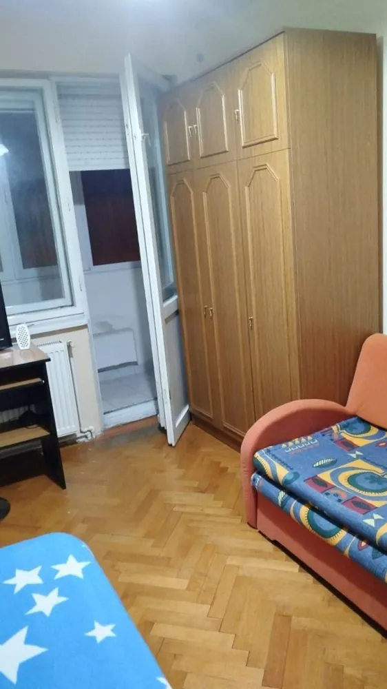 Apartament cu 3 camere, etaj intermediar - Piata Centrala