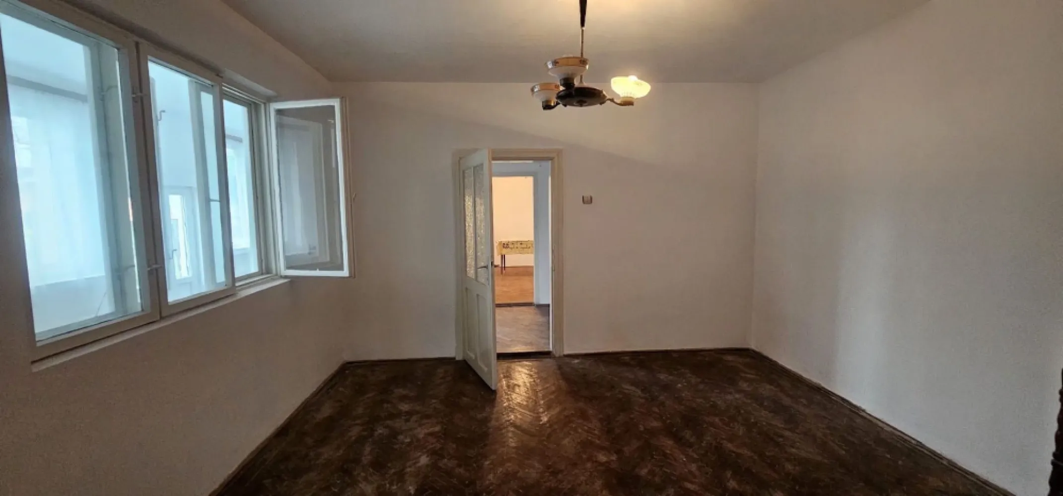 Casa din caramida – Zona Centrala, Parc CFR – Pret 170.000 EUR - Mag Invest va propune spre vânzare o proprietate cu potențial excelent, situata in zona centrala, foarte aproape de Parcul CFR. Casa este construita din caramida, dispune de o suprafata utila de 147 mp si se afla pe un teren generos de 553 mp.

Imobilul necesita renovare, oferind avantajul de a putea fi reconfigurat si compartimentat dupa preferintele noului proprietar. Structura solida permite multiple variante de amenajare, fiind potrivita atat pentru locuinta, cat si pentru activitati comerciale sau birouri.

Proprietatea dispune de toate utilitatile: apa, curent, canalizare.

Pret: 170.000 EUR – negociabil

Pentru mai multe informatii si programari vizionari:
Ene Marian – 0740 949 871
Mag Invest
