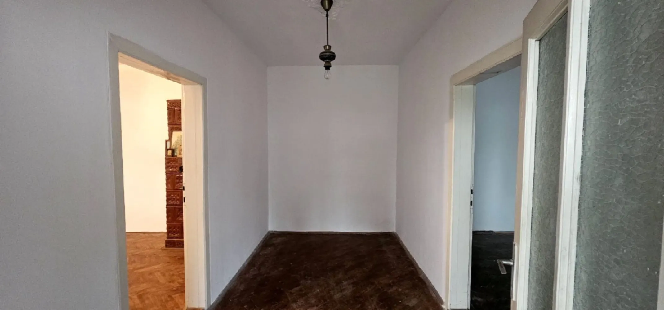 Casa din caramida – Zona Centrala, Parc CFR – Pret 170.000 EUR - Mag Invest va propune spre vânzare o proprietate cu potențial excelent, situata in zona centrala, foarte aproape de Parcul CFR. Casa este construita din caramida, dispune de o suprafata utila de 147 mp si se afla pe un teren generos de 553 mp.

Imobilul necesita renovare, oferind avantajul de a putea fi reconfigurat si compartimentat dupa preferintele noului proprietar. Structura solida permite multiple variante de amenajare, fiind potrivita atat pentru locuinta, cat si pentru activitati comerciale sau birouri.

Proprietatea dispune de toate utilitatile: apa, curent, canalizare.

Pret: 170.000 EUR – negociabil

Pentru mai multe informatii si programari vizionari:
Ene Marian – 0740 949 871
Mag Invest