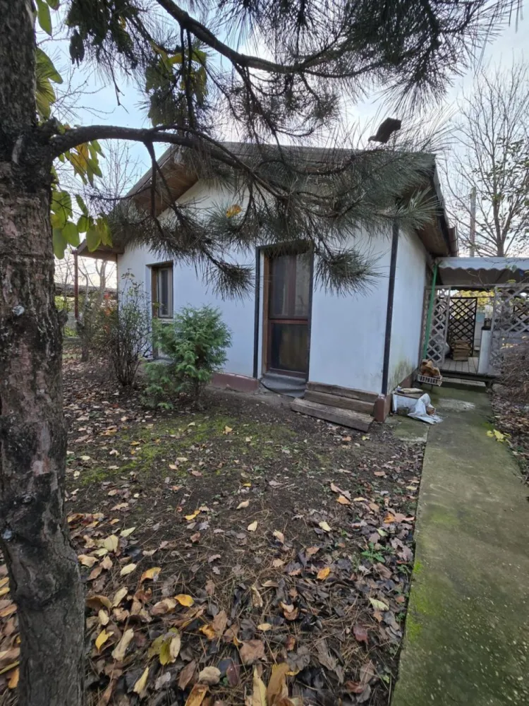 Exclusivitate! Proprietate in Sendreni, jud. Galati - 59.900 EUR - Va prezentam in exclusivitate o proprietate situata in intravilanul comunei Sendreni, intr-o zona extrem de linistita, ideal a pentru cei care isi doresc confort, intimitate si apropiere de natura. Este alegerea perfecta pentru retragerea la pensie sau pentru oricine cauta un stil de viata relaxat, departe de agitatia urbana.

Proprietatea are o suprafata totala de 554 mp, din care 181 mp se afla in concesiune de la primarie, cu un cost anual avantajos de 145 lei/an. Curtea si gradina sunt mature, ingrijite si ofera un cadru natural placut, perfect pentru relaxare in aer liber.

Casa are o suprafata de 59 mp, este izolata si bine compartimentata, fiind formata din:
Dormitor luminos
Living cu bucatarie open space, spatios si modern
Grup sanitar
In curte se afla un foisor cu placa turnata, ideal pentru momentele petrecute alaturi de familie si prieteni.

Proprietatea dispune de toate utilitatile racordate (apa, canalizare, electricitate), iar gazul se afla la limita proprietatii, usor de racordat.

Pret: 65. 000 EUR, negociabil
Comision 2% + TVA, pentru cumparator.
Se accepta si schimburi cu apartament in Galati.

Proprietatea este promovata prin Agentia Mag Invest – contact: Ene Marian – 0740 949 871
Pentru mai multe detalii sau pentru programarea unei vizionari, nu ezitati sa ne contactati.