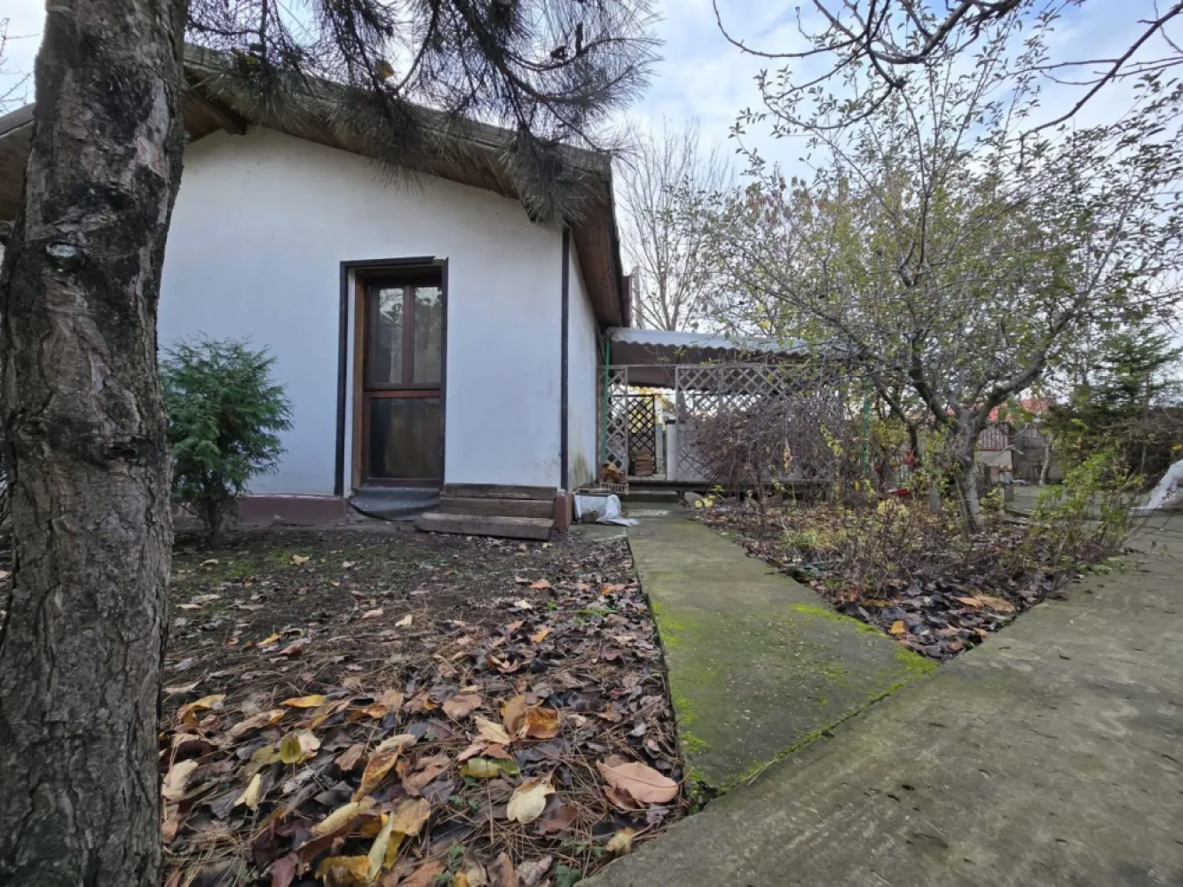 Exclusivitate! Proprietate in Sendreni, jud. Galati - 59.900 EUR - Va prezentam in exclusivitate o proprietate situata in intravilanul comunei Sendreni, intr-o zona extrem de linistita, ideal a pentru cei care isi doresc confort, intimitate si apropiere de natura. Este alegerea perfecta pentru retragerea la pensie sau pentru oricine cauta un stil de viata relaxat, departe de agitatia urbana.

Proprietatea are o suprafata totala de 554 mp, din care 181 mp se afla in concesiune de la primarie, cu un cost anual avantajos de 145 lei/an. Curtea si gradina sunt mature, ingrijite si ofera un cadru natural placut, perfect pentru relaxare in aer liber.

Casa are o suprafata de 59 mp, este izolata si bine compartimentata, fiind formata din:
Dormitor luminos
Living cu bucatarie open space, spatios si modern
Grup sanitar
In curte se afla un foisor cu placa turnata, ideal pentru momentele petrecute alaturi de familie si prieteni.

Proprietatea dispune de toate utilitatile racordate (apa, canalizare, electricitate), iar gazul se afla la limita proprietatii, usor de racordat.

Pret: 65. 000 EUR, negociabil
Comision 2% + TVA, pentru cumparator.
Se accepta si schimburi cu apartament in Galati.

Proprietatea este promovata prin Agentia Mag Invest – contact: Ene Marian – 0740 949 871
Pentru mai multe detalii sau pentru programarea unei vizionari, nu ezitati sa ne contactati.
