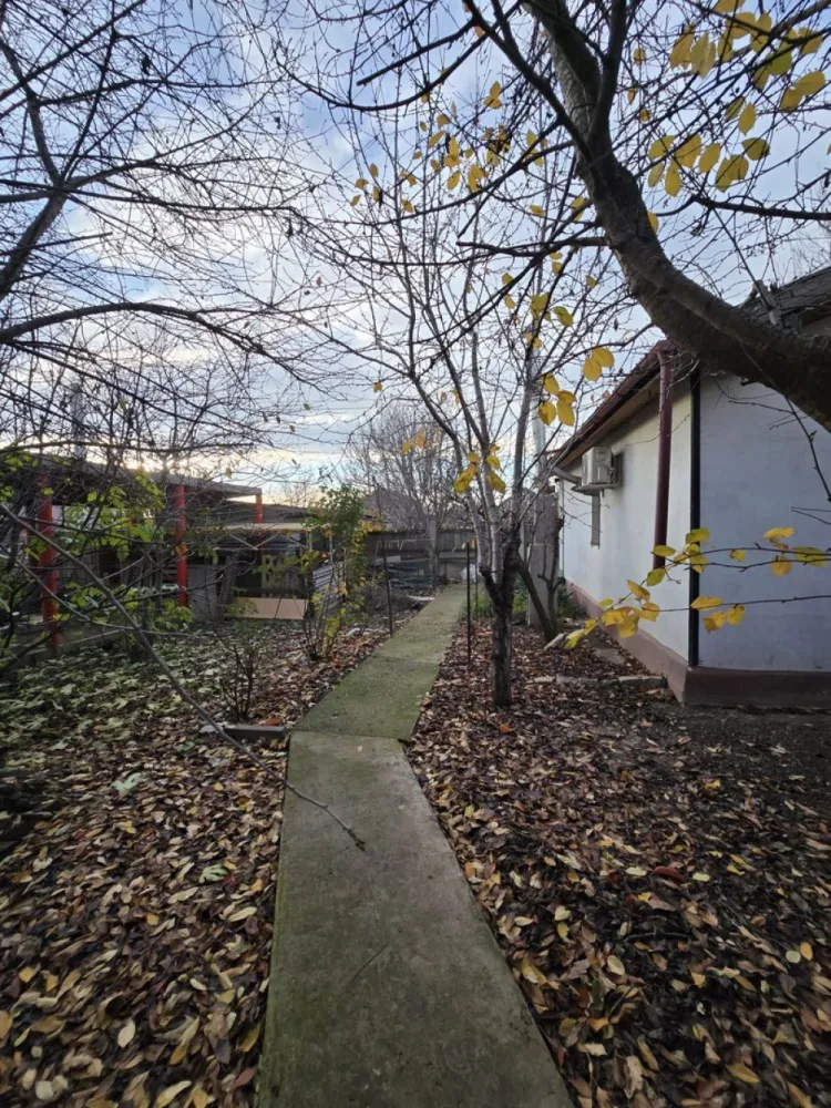 Exclusivitate! Proprietate in Sendreni, jud. Galati - 59.900 EUR - Va prezentam in exclusivitate o proprietate situata in intravilanul comunei Sendreni, intr-o zona extrem de linistita, ideal a pentru cei care isi doresc confort, intimitate si apropiere de natura. Este alegerea perfecta pentru retragerea la pensie sau pentru oricine cauta un stil de viata relaxat, departe de agitatia urbana.

Proprietatea are o suprafata totala de 554 mp, din care 181 mp se afla in concesiune de la primarie, cu un cost anual avantajos de 145 lei/an. Curtea si gradina sunt mature, ingrijite si ofera un cadru natural placut, perfect pentru relaxare in aer liber.

Casa are o suprafata de 59 mp, este izolata si bine compartimentata, fiind formata din:
Dormitor luminos
Living cu bucatarie open space, spatios si modern
Grup sanitar
In curte se afla un foisor cu placa turnata, ideal pentru momentele petrecute alaturi de familie si prieteni.

Proprietatea dispune de toate utilitatile racordate (apa, canalizare, electricitate), iar gazul se afla la limita proprietatii, usor de racordat.

Pret: 65. 000 EUR, negociabil
Comision 2% + TVA, pentru cumparator.
Se accepta si schimburi cu apartament in Galati.

Proprietatea este promovata prin Agentia Mag Invest – contact: Ene Marian – 0740 949 871
Pentru mai multe detalii sau pentru programarea unei vizionari, nu ezitati sa ne contactati.