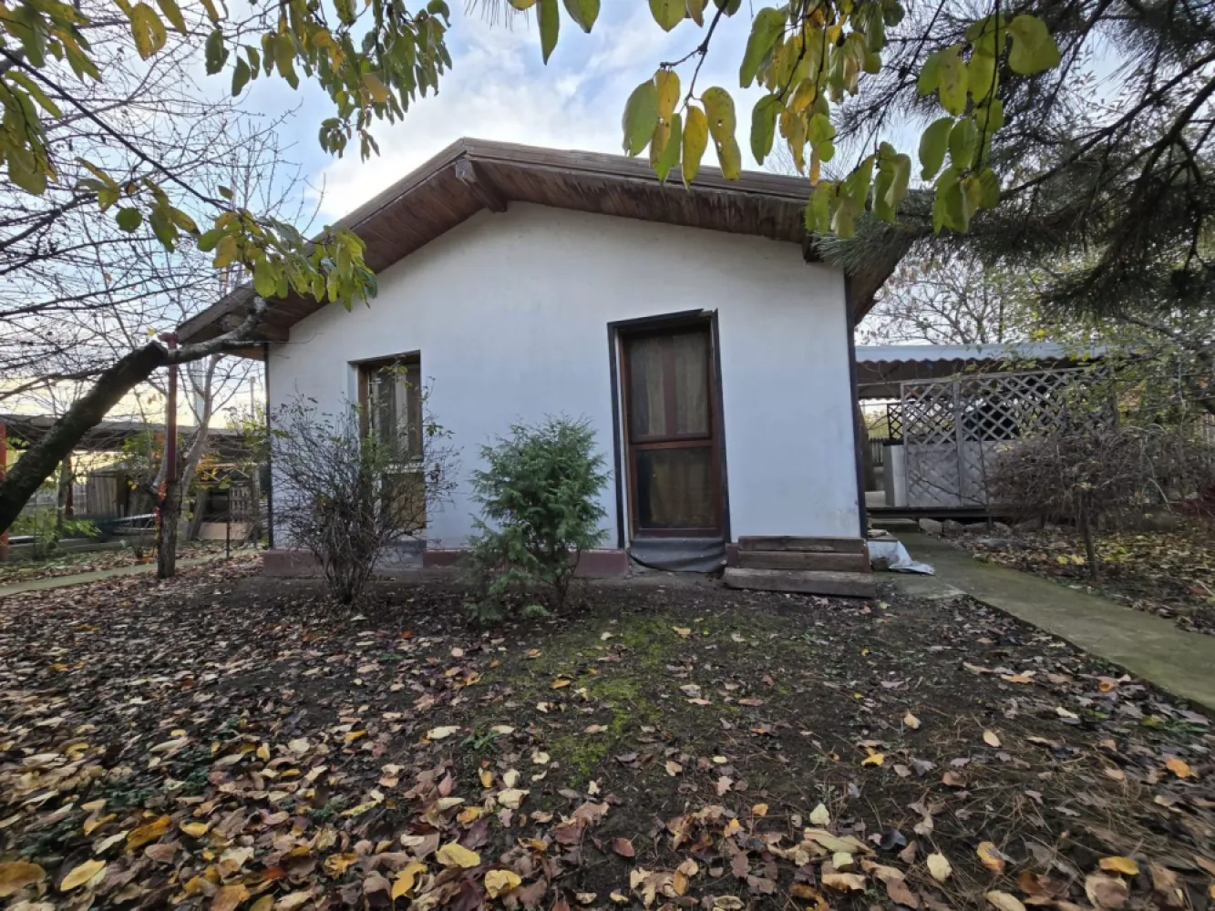 Exclusivitate! Proprietate in Sendreni, jud. Galati - 59.900 EUR - Va prezentam in exclusivitate o proprietate situata in intravilanul comunei Sendreni, intr-o zona extrem de linistita, ideal a pentru cei care isi doresc confort, intimitate si apropiere de natura. Este alegerea perfecta pentru retragerea la pensie sau pentru oricine cauta un stil de viata relaxat, departe de agitatia urbana.

Proprietatea are o suprafata totala de 554 mp, din care 181 mp se afla in concesiune de la primarie, cu un cost anual avantajos de 145 lei/an. Curtea si gradina sunt mature, ingrijite si ofera un cadru natural placut, perfect pentru relaxare in aer liber.

Casa are o suprafata de 59 mp, este izolata si bine compartimentata, fiind formata din:
Dormitor luminos
Living cu bucatarie open space, spatios si modern
Grup sanitar
In curte se afla un foisor cu placa turnata, ideal pentru momentele petrecute alaturi de familie si prieteni.

Proprietatea dispune de toate utilitatile racordate (apa, canalizare, electricitate), iar gazul se afla la limita proprietatii, usor de racordat.

Pret: 65. 000 EUR, negociabil
Comision 2% + TVA, pentru cumparator.
Se accepta si schimburi cu apartament in Galati.

Proprietatea este promovata prin Agentia Mag Invest – contact: Ene Marian – 0740 949 871
Pentru mai multe detalii sau pentru programarea unei vizionari, nu ezitati sa ne contactati.
