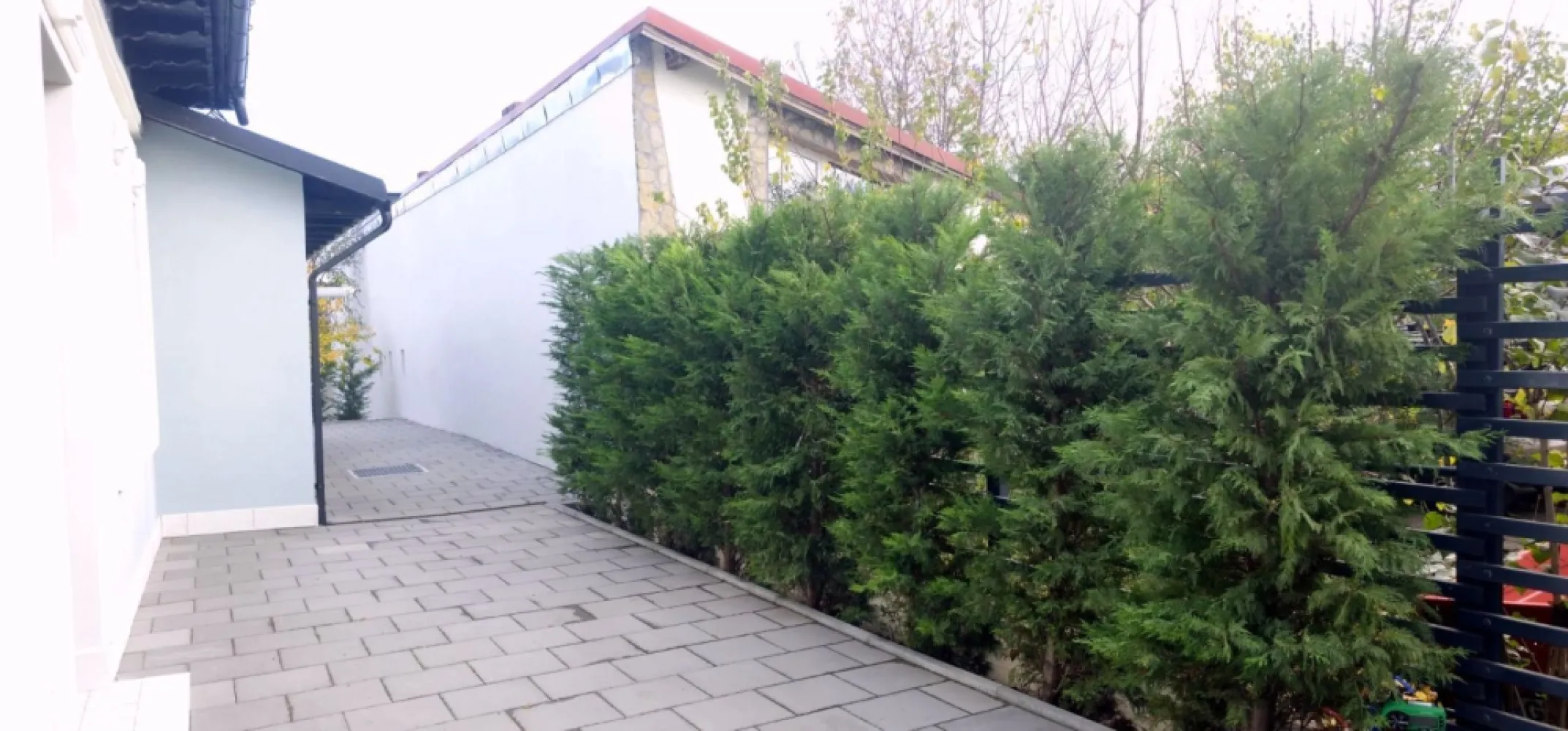 Casă renovată integral – ideală pentru birou/cabinet, sediu de firma - Se oferă spre închiriere o proprietate cu personalitate, situată pe strada Traian din Galați, într-o zonă cu acces facil din artera principală. Casa are o suprafață construită de 85 mp și o suprafață utilă de 70 mp, amplasată pe un teren de 200 mp.
Construită din cărămidă și recent renovată integral, locuința beneficiază de tâmplărie PVC cu geam termopan de ultimă generație, centrală termică proprie și finisaje interioare atent realizate, cu un design vintage ce adaugă farmec și eleganță spațiului.

Configurație:
-2 camere luminoase, dispuse simetric față de hol
- Bucătărie
- Baie dotată cu duș
- 2 intrări, inclusiv posibilitate de acces către o terasă situată în prelungirea casei

Exterior:
- Curte amenajată cu dale și arbuști ornamentali, ideală pentru o zonă de relaxare sau un spațiu de primire clienți
- Porți acționate electric, oferind confort și securitate
- Acces facil și vizibilitate bună, potrivită pentru activități profesionale

Proprietatea este excelentă pentru cabinete medicale / stomatologice, cabinet notarial, birouri sau alte tipuri de business care necesită un spațiu reprezentativ, accesibil și bine compartimentat.

Preț închiriere: 1.000 euro/lună.
Relatii suplimentare la telefon - 0740.949.871 - Marian Ene, consilier imobiliar Mag Invest
