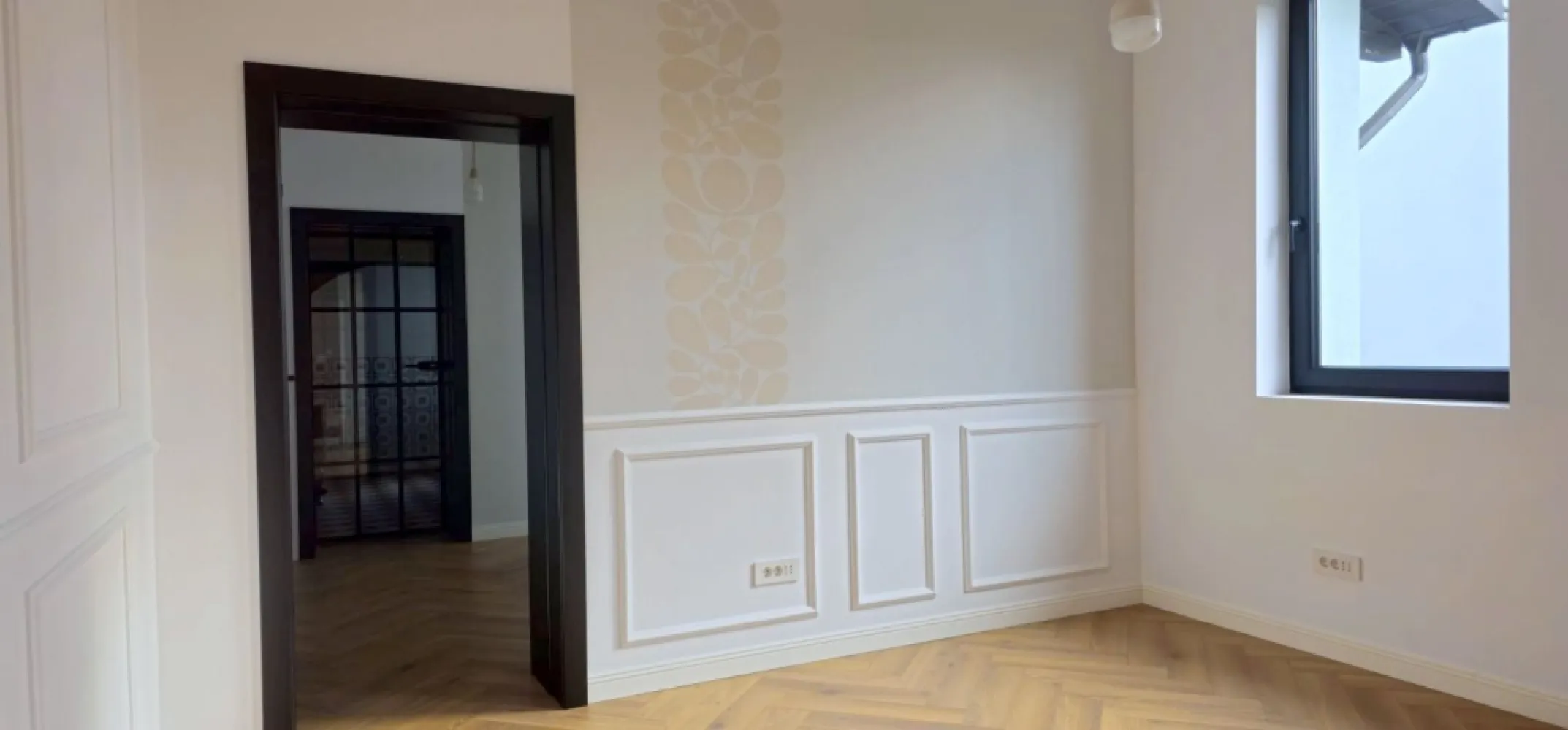 Casă renovată integral – ideală pentru birou/cabinet, sediu de firma - Se oferă spre închiriere o proprietate cu personalitate, situată pe strada Traian din Galați, într-o zonă cu acces facil din artera principală. Casa are o suprafață construită de 85 mp și o suprafață utilă de 70 mp, amplasată pe un teren de 200 mp.
Construită din cărămidă și recent renovată integral, locuința beneficiază de tâmplărie PVC cu geam termopan de ultimă generație, centrală termică proprie și finisaje interioare atent realizate, cu un design vintage ce adaugă farmec și eleganță spațiului.

Configurație:
-2 camere luminoase, dispuse simetric față de hol
- Bucătărie
- Baie dotată cu duș
- 2 intrări, inclusiv posibilitate de acces către o terasă situată în prelungirea casei

Exterior:
- Curte amenajată cu dale și arbuști ornamentali, ideală pentru o zonă de relaxare sau un spațiu de primire clienți
- Porți acționate electric, oferind confort și securitate
- Acces facil și vizibilitate bună, potrivită pentru activități profesionale

Proprietatea este excelentă pentru cabinete medicale / stomatologice, cabinet notarial, birouri sau alte tipuri de business care necesită un spațiu reprezentativ, accesibil și bine compartimentat.

Preț închiriere: 1.000 euro/lună.
Relatii suplimentare la telefon - 0740.949.871 - Marian Ene, consilier imobiliar Mag Invest