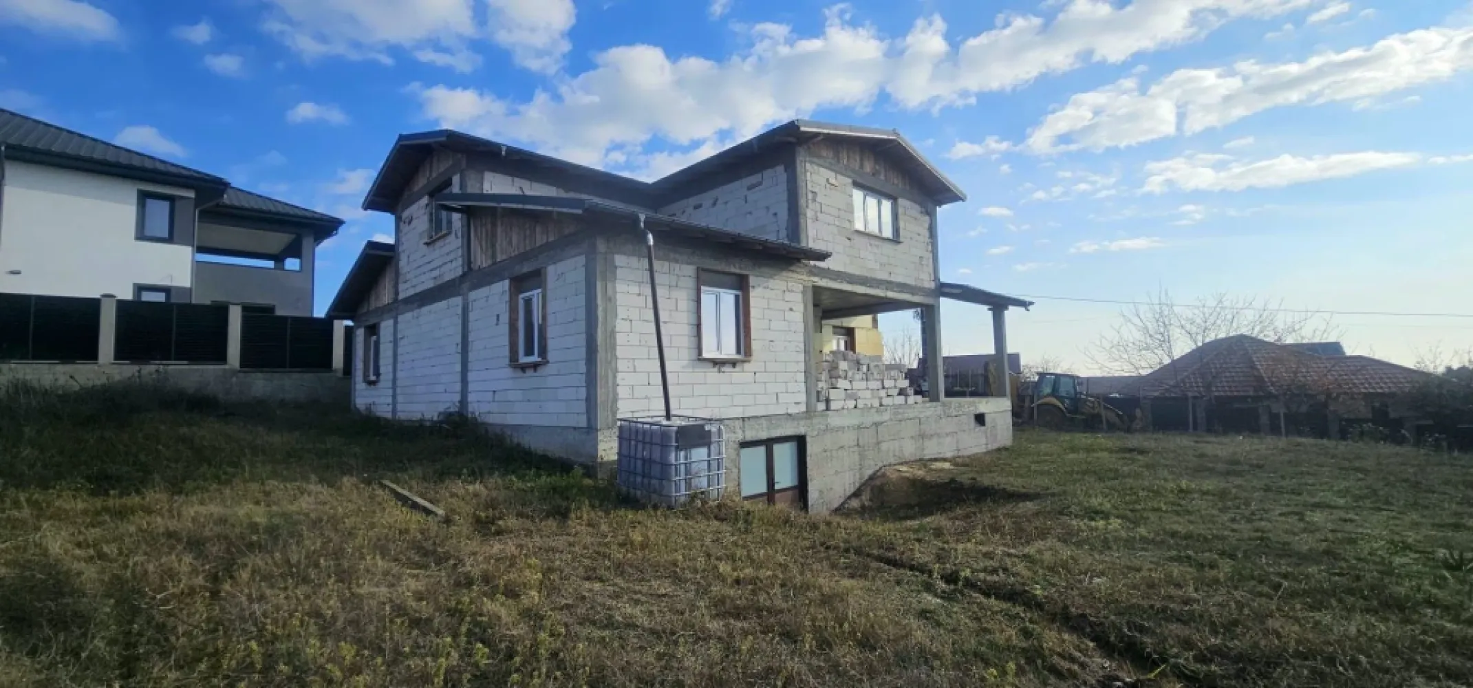 Casa la rosu Bariera Traian, teren 896 mp, COMISION 0% - Agentia MAG Invest propune spre vanzare o casa la rosu situata in zona Bariera, construita in 2024 din BCA, intr-o zona linistita si in continua dezvoltare. Proprietatea ofera oportunitatea perfecta pentru cei care doresc sa isi personalizeze locuinta, deoarece interiorul nu este compartimentat, permitand viitorului proprietar sa amenajeze spatiul dupa propriul gust.

Casa dispune de o suprafata utila generoasa de 211 mp si este amplasata pe un teren de 896 mp, oferind multiple posibilitati pentru amenajari exterioare, gradina sau zone de relaxare. Constructia este acoperita cu tabla tip Lindab si este dotata cu tamplarie termopan, aspecte ce asigura durabilitate si eficienta energetica.

Proprietatea beneficiaza de toate utilitatile necesare, facilitand continuarea lucrarilor si transformarea acesteia intr-un camin modern si confortabil.
Pret: 165.000 EUR, negociabil
Pentru detalii si vizionari: Ene Marian – 0740 949 871