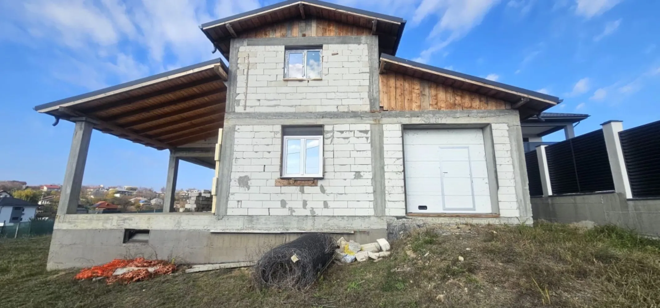 Casa la rosu Bariera Traian, teren 896 mp, COMISION 0% - Agentia MAG Invest propune spre vanzare o casa la rosu situata in zona Bariera, construita in 2024 din BCA, intr-o zona linistita si in continua dezvoltare. Proprietatea ofera oportunitatea perfecta pentru cei care doresc sa isi personalizeze locuinta, deoarece interiorul nu este compartimentat, permitand viitorului proprietar sa amenajeze spatiul dupa propriul gust.

Casa dispune de o suprafata utila generoasa de 211 mp si este amplasata pe un teren de 896 mp, oferind multiple posibilitati pentru amenajari exterioare, gradina sau zone de relaxare. Constructia este acoperita cu tabla tip Lindab si este dotata cu tamplarie termopan, aspecte ce asigura durabilitate si eficienta energetica.

Proprietatea beneficiaza de toate utilitatile necesare, facilitand continuarea lucrarilor si transformarea acesteia intr-un camin modern si confortabil.
Pret: 165.000 EUR, negociabil
Pentru detalii si vizionari: Ene Marian – 0740 949 871